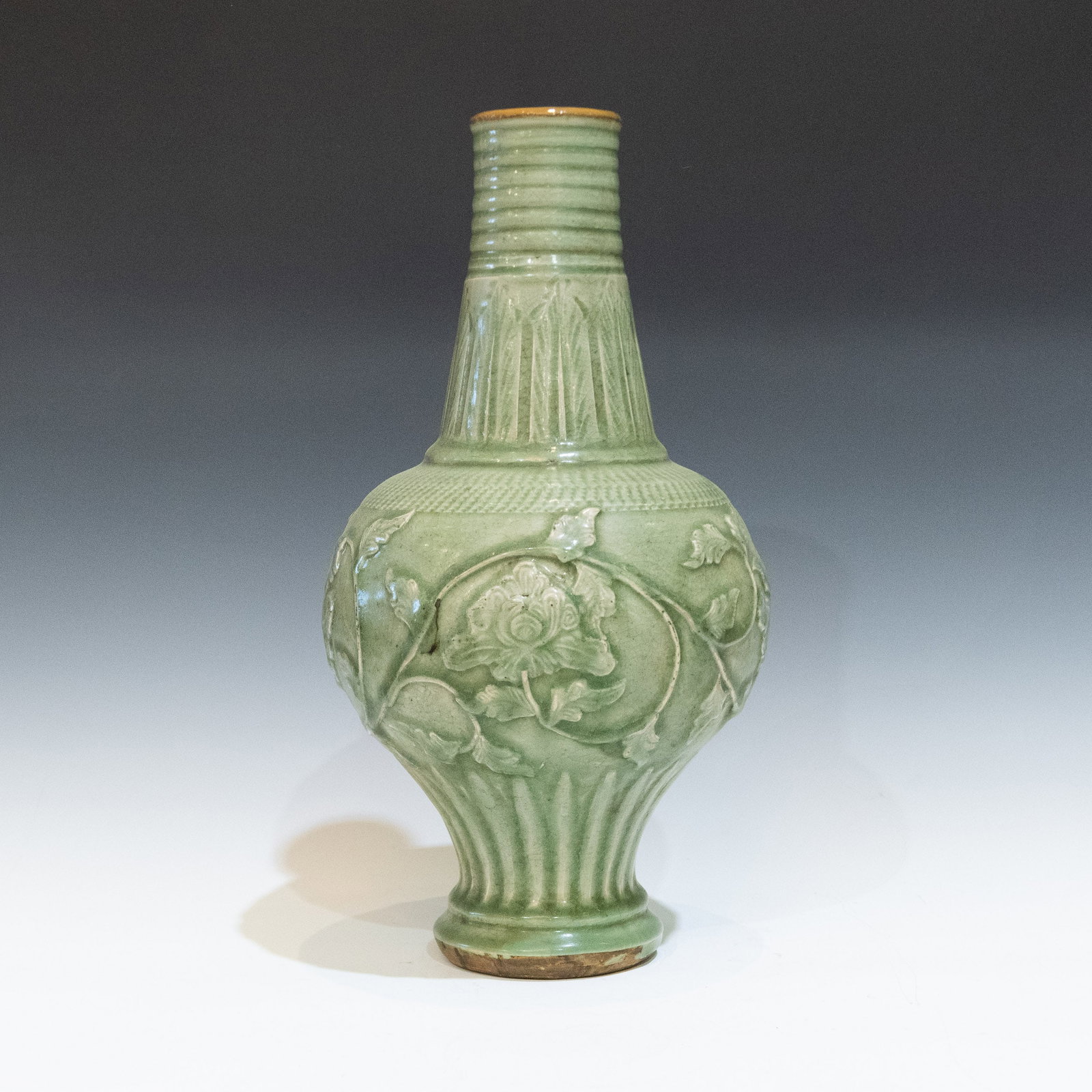 A CHINESE CARVED CELADON VASE - 4