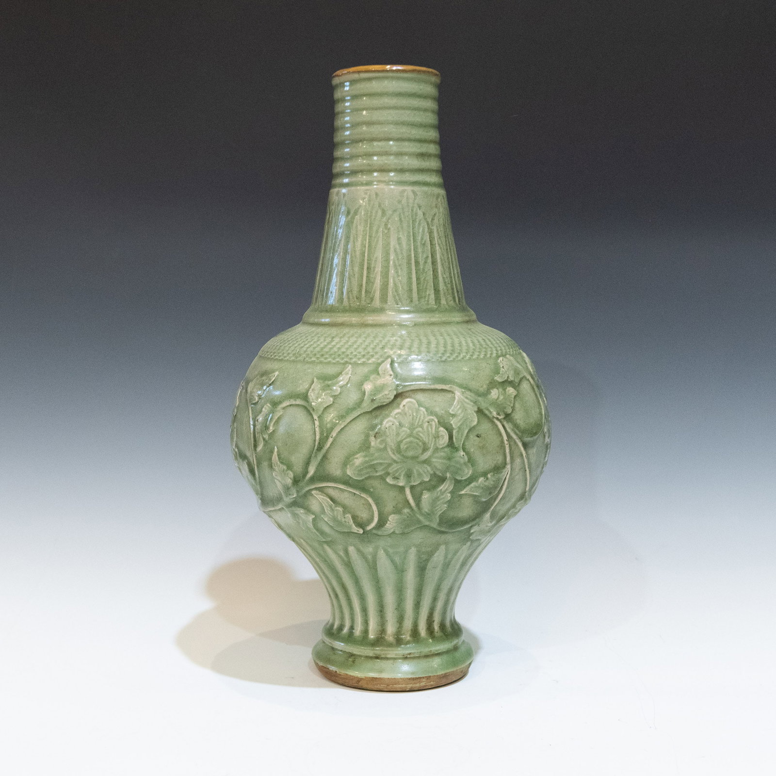 A CHINESE CARVED CELADON VASE - 6