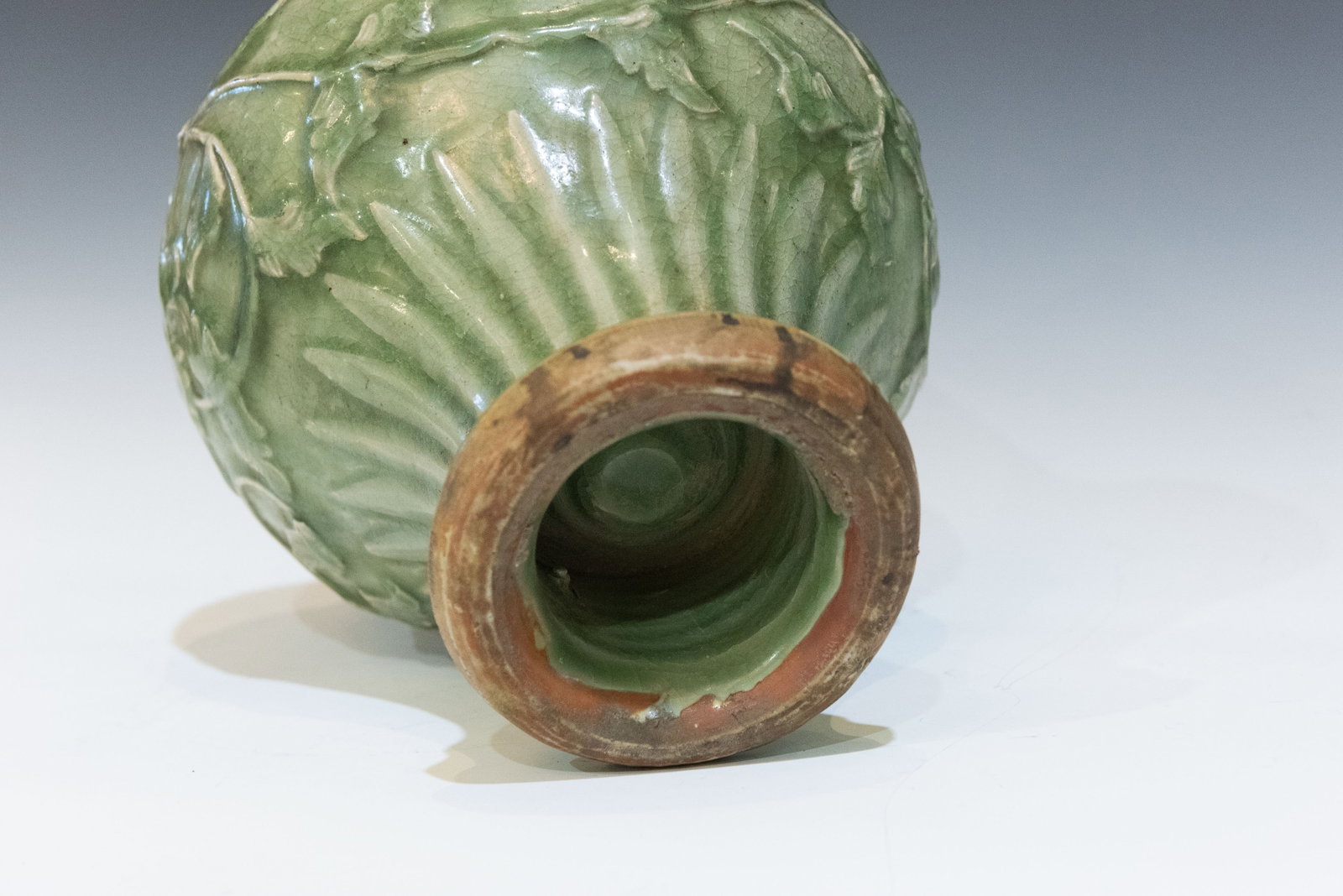 A CHINESE CARVED CELADON VASE - 8