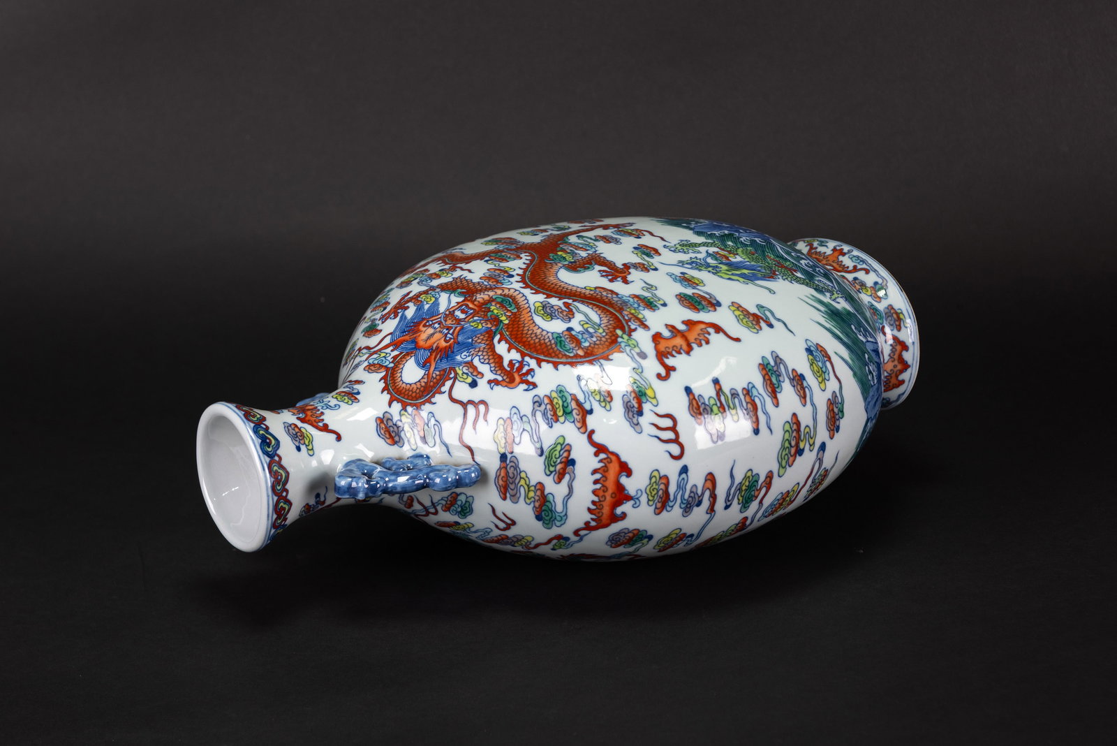 A DOUCAI 'DRAGON' VASE - 5