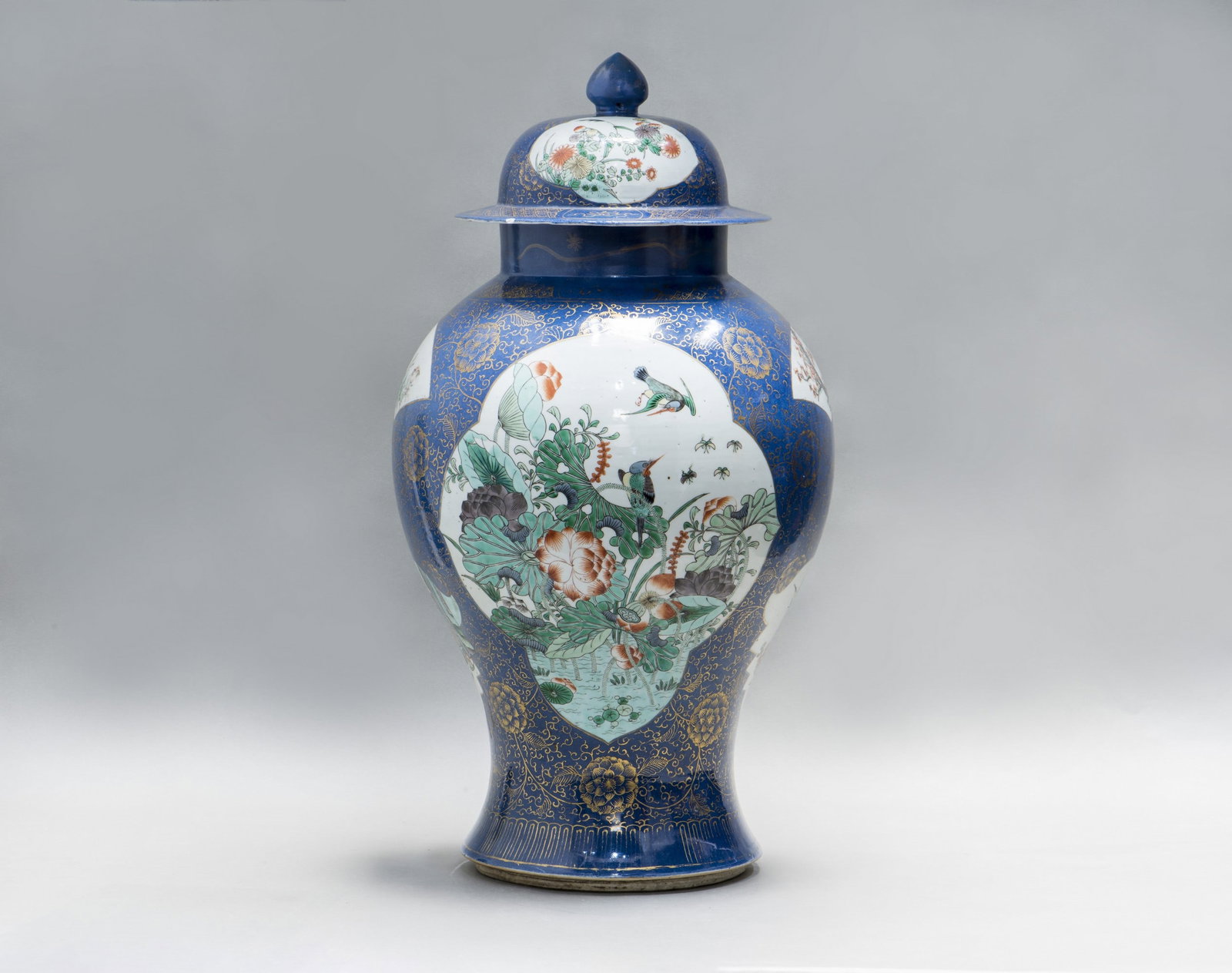 LARGE CHINESE FAMILLE ROSE POWDER-BLUE GROUND BALUSTER VASE AND COVER, 19TH CENTURY - 10