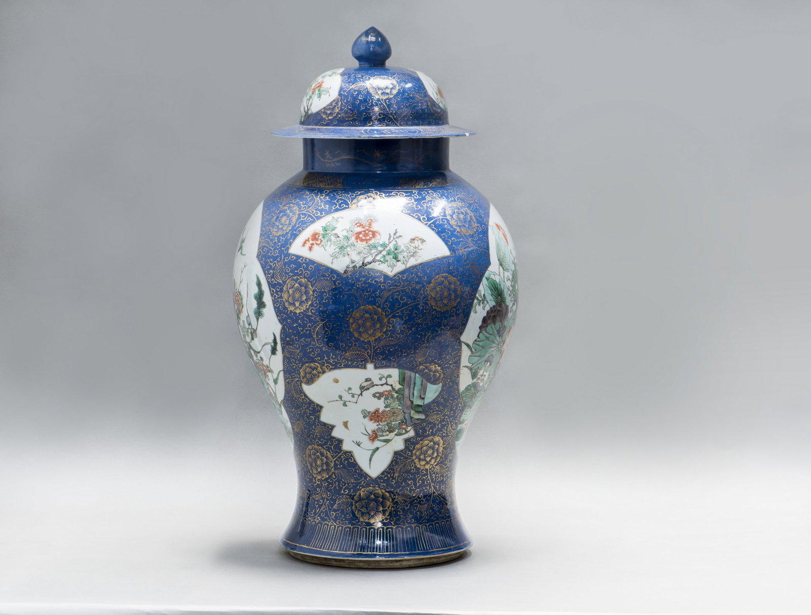 LARGE CHINESE FAMILLE ROSE POWDER-BLUE GROUND BALUSTER VASE AND COVER, 19TH CENTURY - 11