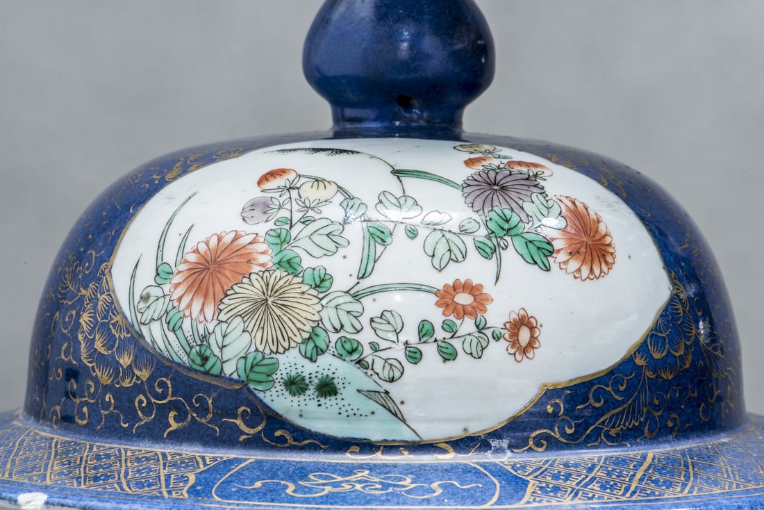 LARGE CHINESE FAMILLE ROSE POWDER-BLUE GROUND BALUSTER VASE AND COVER, 19TH CENTURY - 2