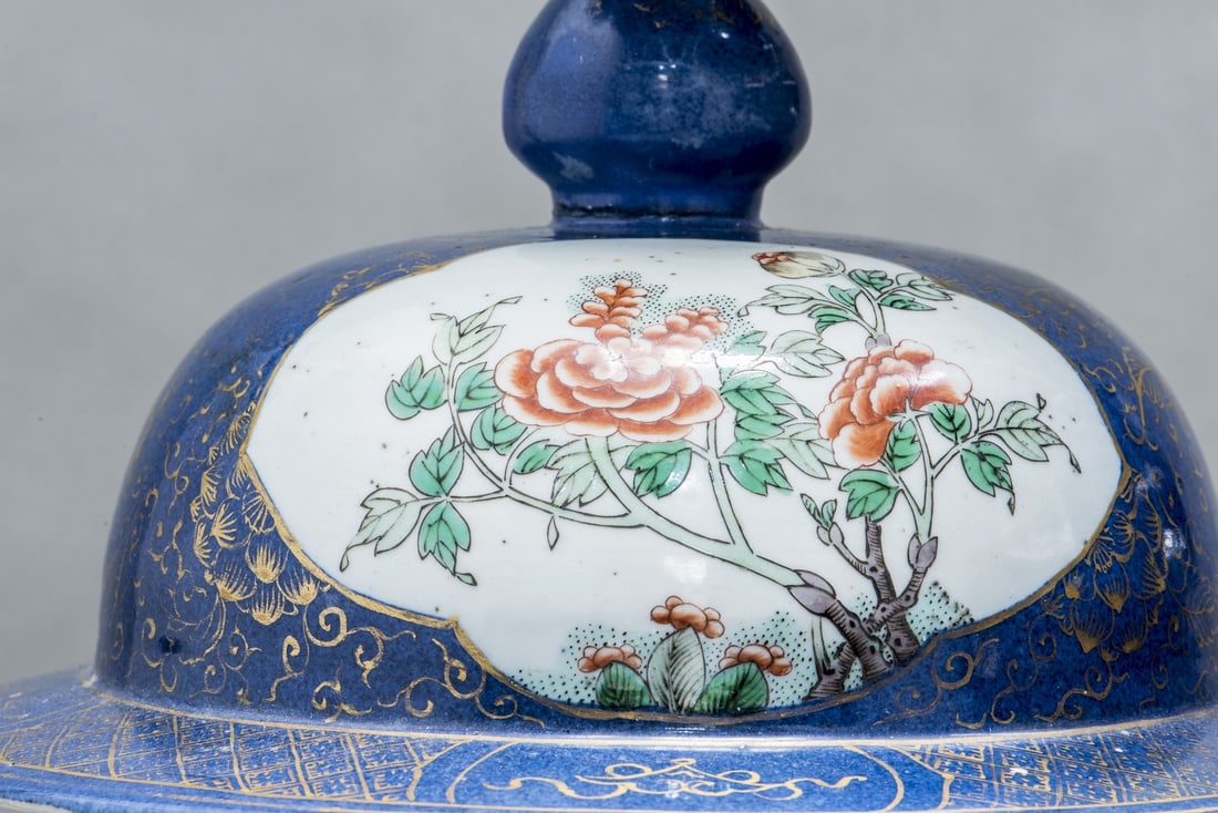 LARGE CHINESE FAMILLE ROSE POWDER-BLUE GROUND BALUSTER VASE AND COVER, 19TH CENTURY - 3
