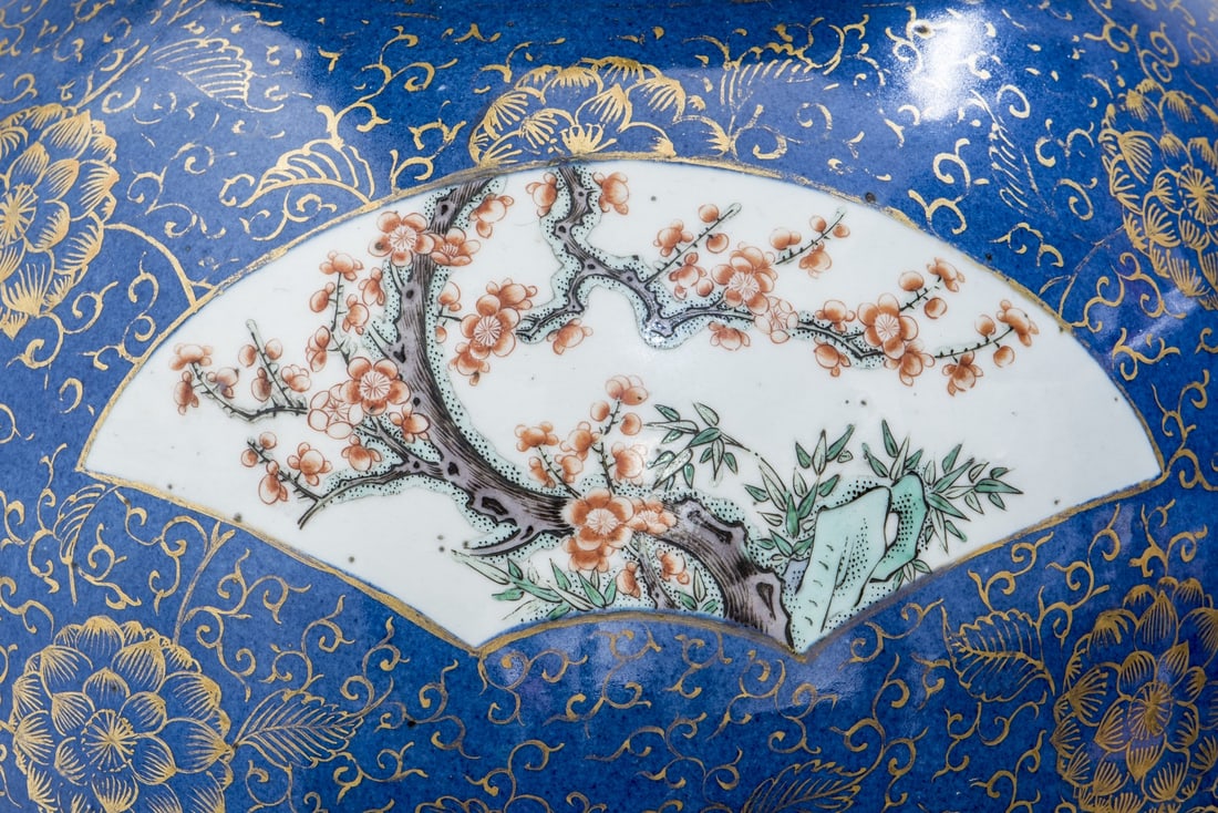 LARGE CHINESE FAMILLE ROSE POWDER-BLUE GROUND BALUSTER VASE AND COVER, 19TH CENTURY - 4