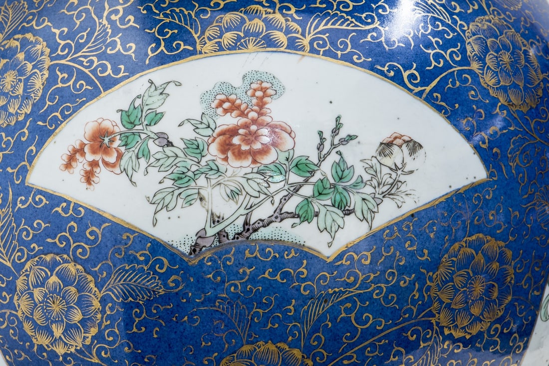 LARGE CHINESE FAMILLE ROSE POWDER-BLUE GROUND BALUSTER VASE AND COVER, 19TH CENTURY - 5