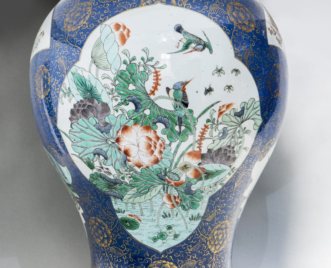 LARGE CHINESE FAMILLE ROSE POWDER-BLUE GROUND BALUSTER VASE AND COVER, 19TH CENTURY - 6