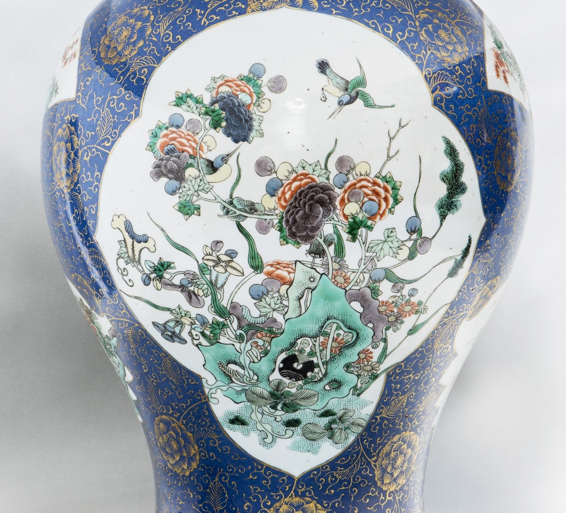 LARGE CHINESE FAMILLE ROSE POWDER-BLUE GROUND BALUSTER VASE AND COVER, 19TH CENTURY - 7