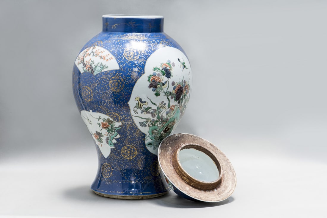 LARGE CHINESE FAMILLE ROSE POWDER-BLUE GROUND BALUSTER VASE AND COVER, 19TH CENTURY - 8