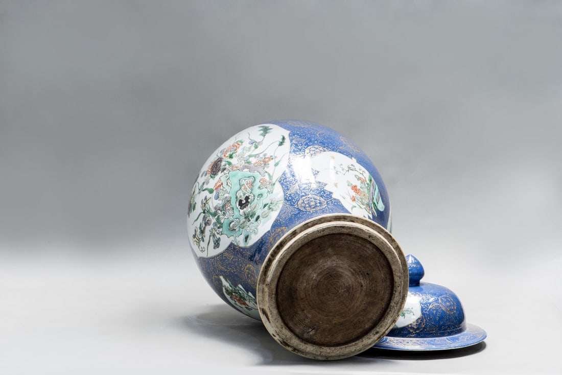 LARGE CHINESE FAMILLE ROSE POWDER-BLUE GROUND BALUSTER VASE AND COVER, 19TH CENTURY - 9
