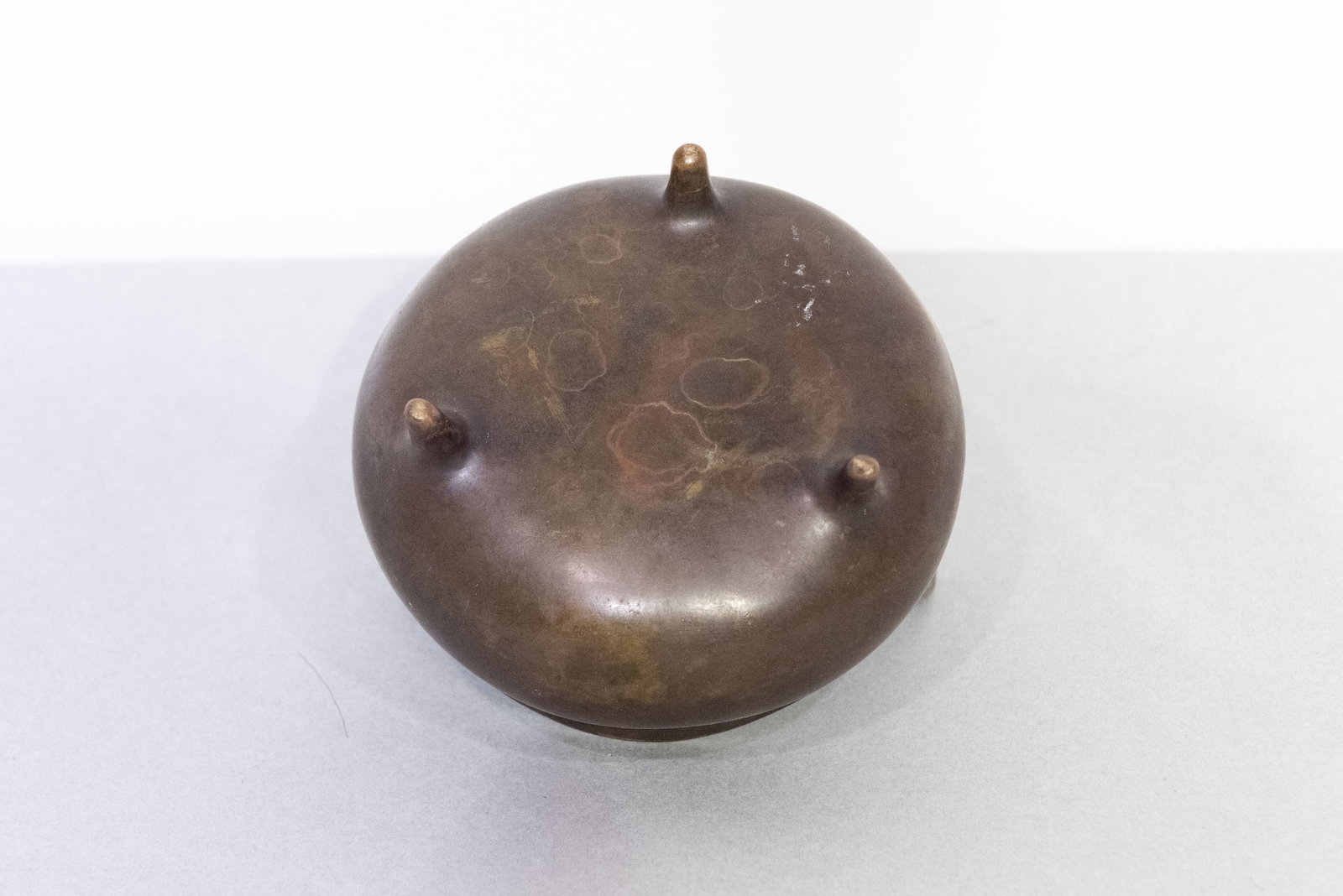A CHINESE BRONZE TRIPOD CENSER - 6