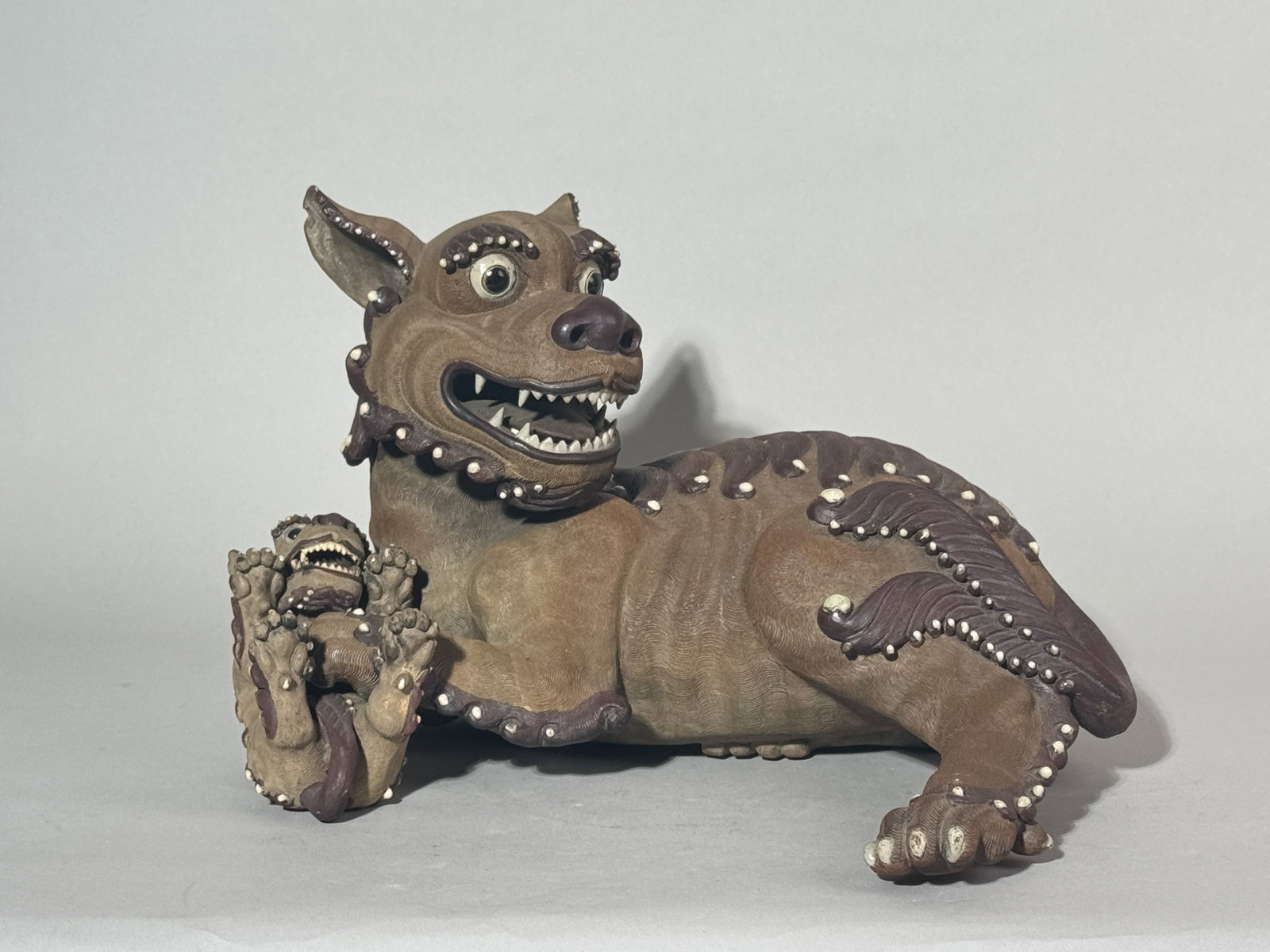 CHINESE PORCELAIN FOO LION GROUP: A Chinese porcelain foo lion group, two stacked together. Small chip on one of the ears. Dimensions: Width: 13 in. (33 cm); Height: 8 in. (20.3 cm). Note: This item is in New York, where it can be shi