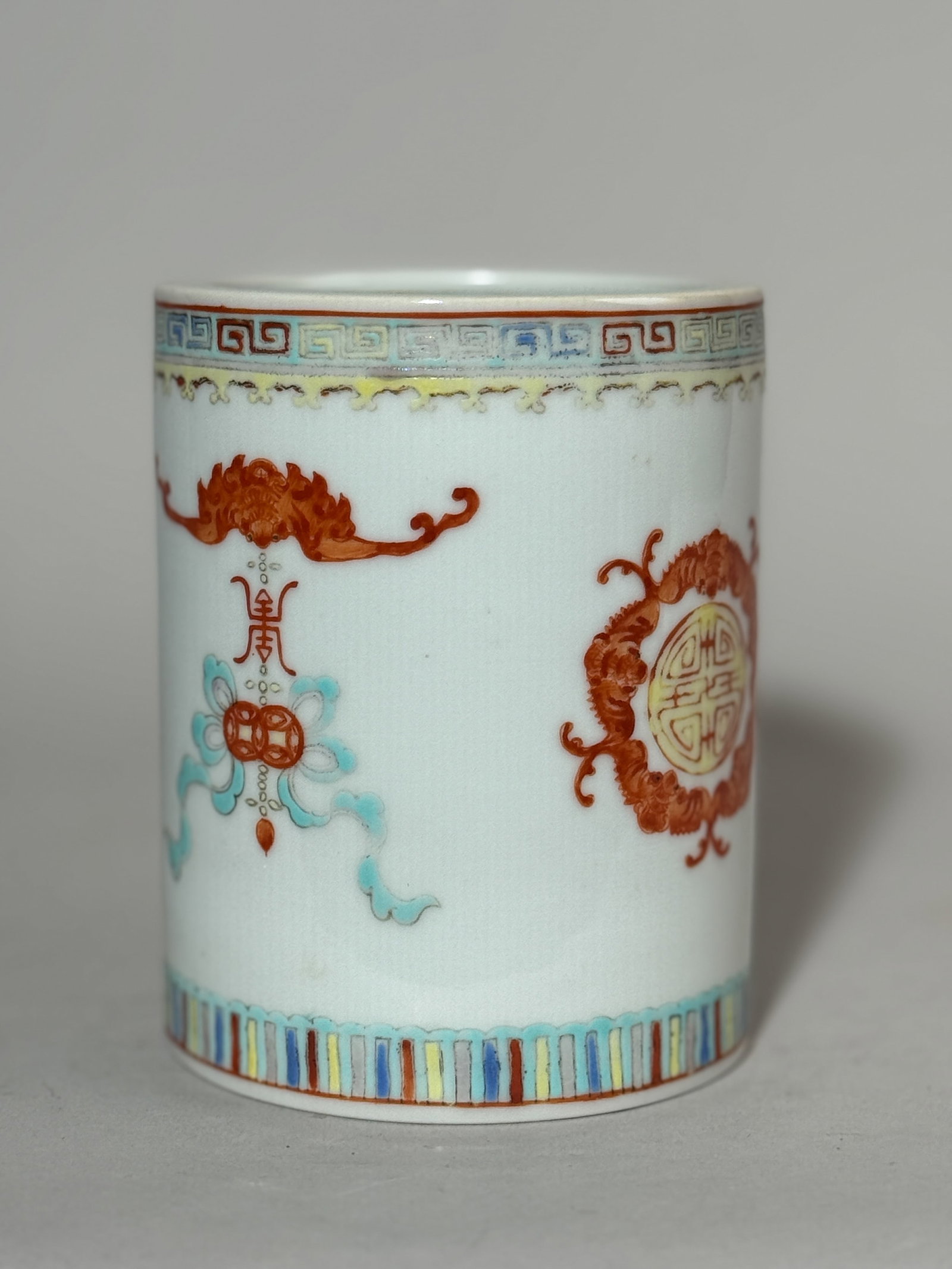 CHINESE FAMILLE ROSE PORCELAIN BRUSHPOT WITH BATS: A Chinese Famille Rose porcelain brushpot with a bat motif. Dimensions: Diameter: 4 in. (10.2 cm); Height: 5.25 in. (13.3 cm). Note: This item is in New York, where it can be shipped from.