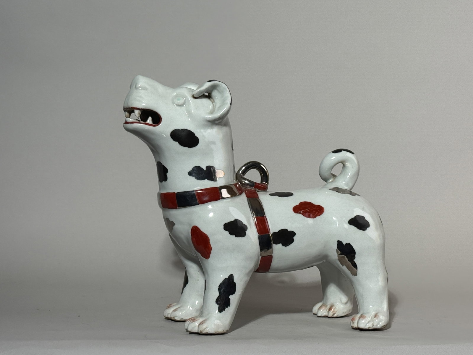 JAPANESE IMARI PORCELAIN DOG: A Japanese Kakiemon porcelain dog. Dimensions: Width: 11 in. (27.9 cm); Height: 10 in. (25.4 cm). Note: This item is in New York, where it can be shipped from.