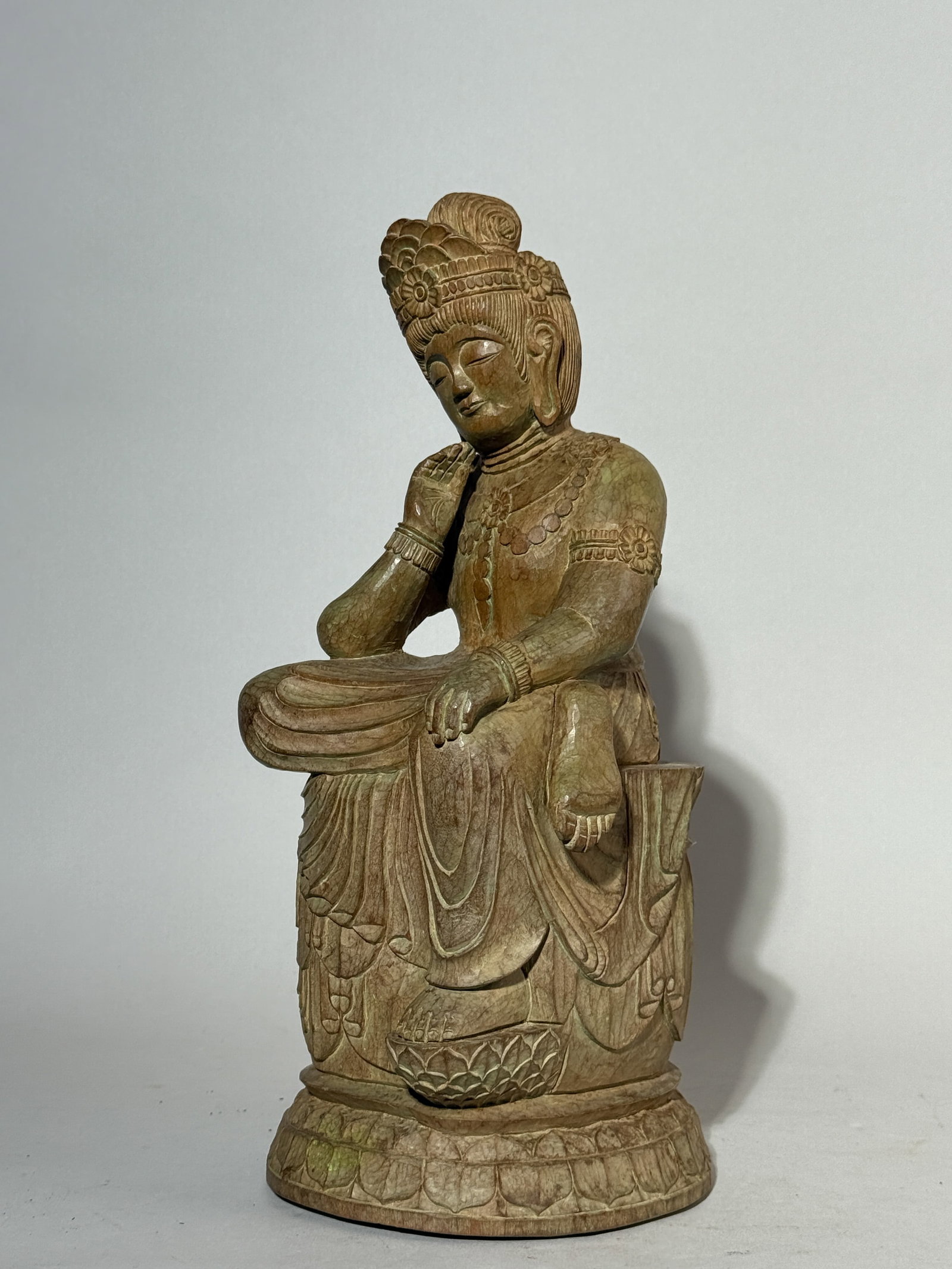 JAPANESE WOOD KUANYIN SIGNED WITH A DATE: A Japanese wood Kuanyin carved in early Showa years, signed, of a Korean Buddha style. Dimensions: Height: 13 in. (33 cm). Note: This item is in New York, where it can be shipped from.