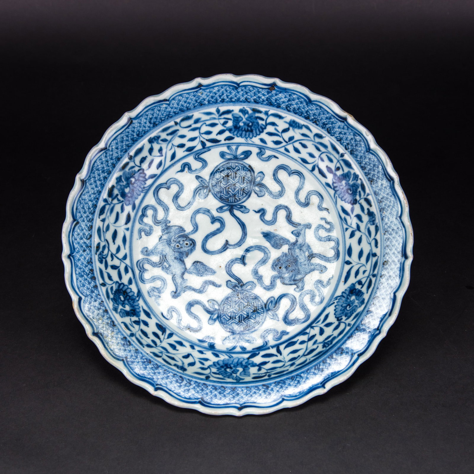 A BLUE AND WHITE PORCELAIN DISH (1 of 9)