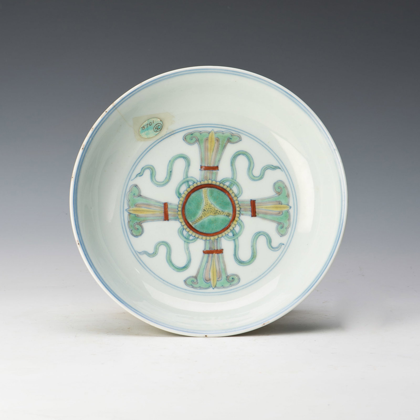 A DOUCAI PORCELAIN DISH, 18TH CENTURY (1 of 5)