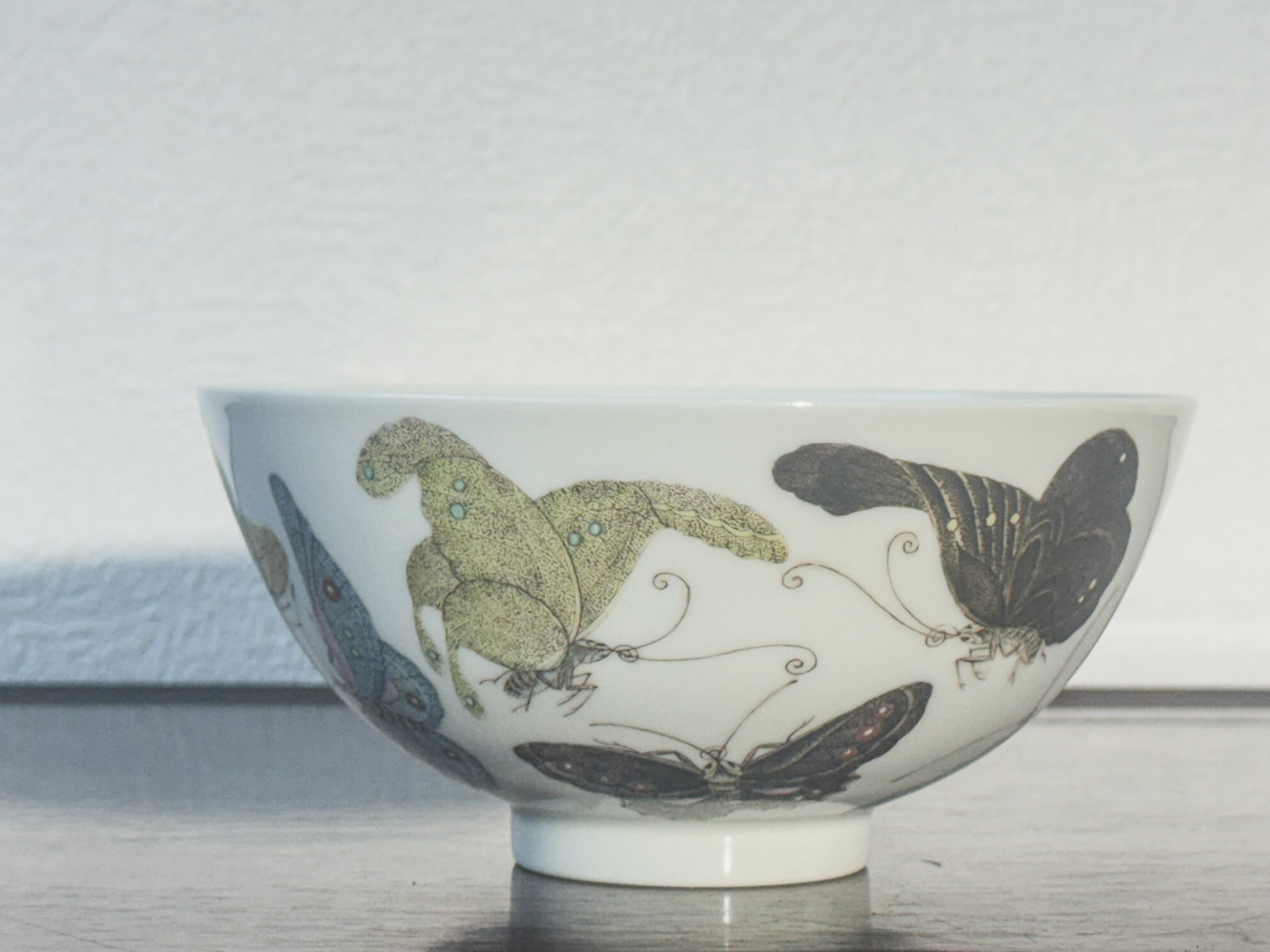 CHINESE PORCELAIN BOWL WITH BUTTERFLY: A Chinese porcelain bowl with a butterfly. Dimensions: Diameter: 5.5 in. (14.0 cm). Note: This item is in New York, where it can be shipped from.