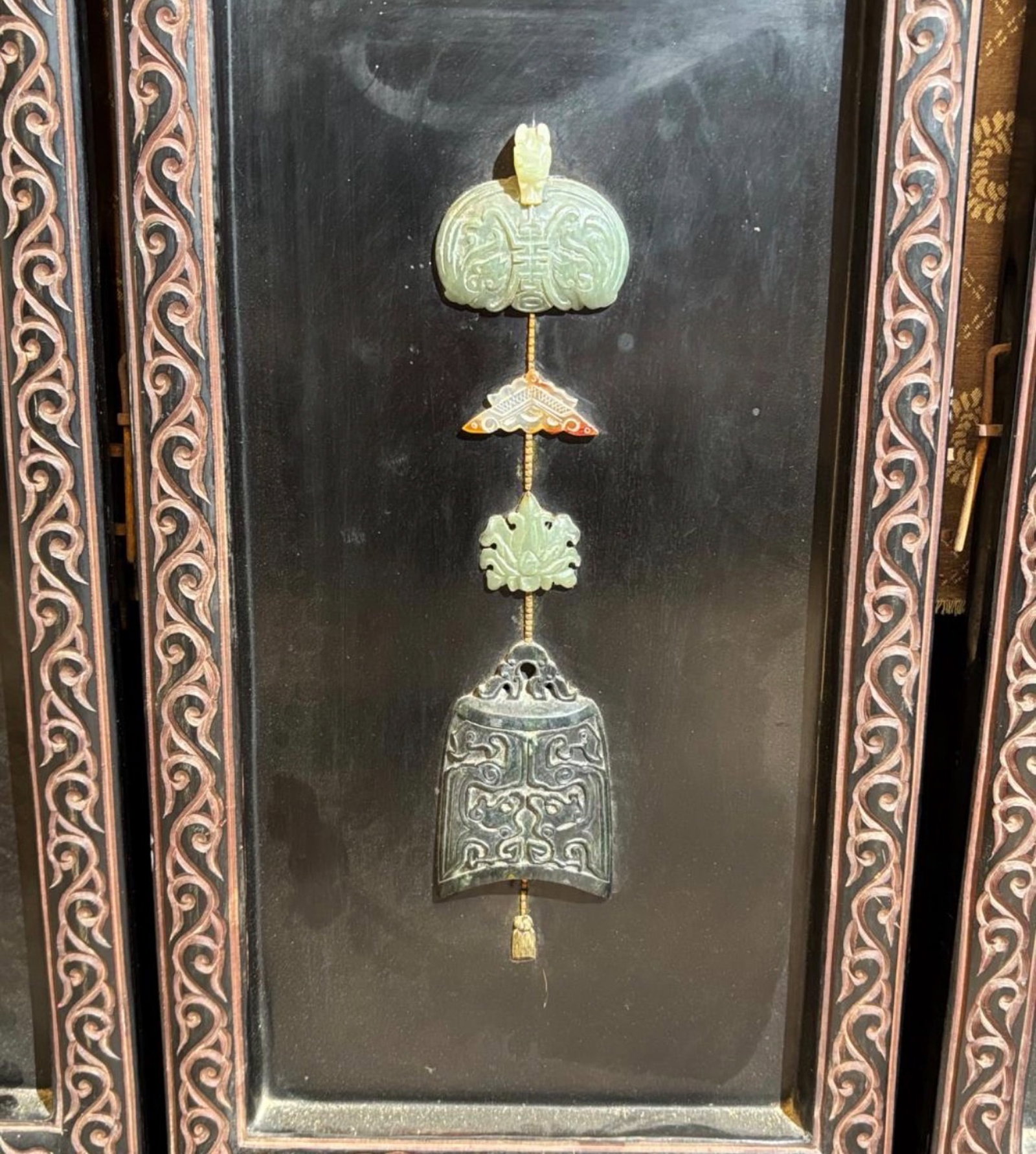 CHINESE LACQUER FLOOR SCREEN WITH JADE INSERTS - 11