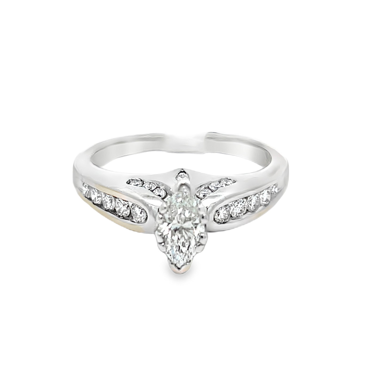 14K GOLD AND DIAMOND RING WITH AIGL: 14K gold and diamond ring with AIGL. 4.4 grams 14K gold ring set with a 0.49-carat center diamond and an additional 0.35 carats of diamonds (AIGL). Size: 6.25