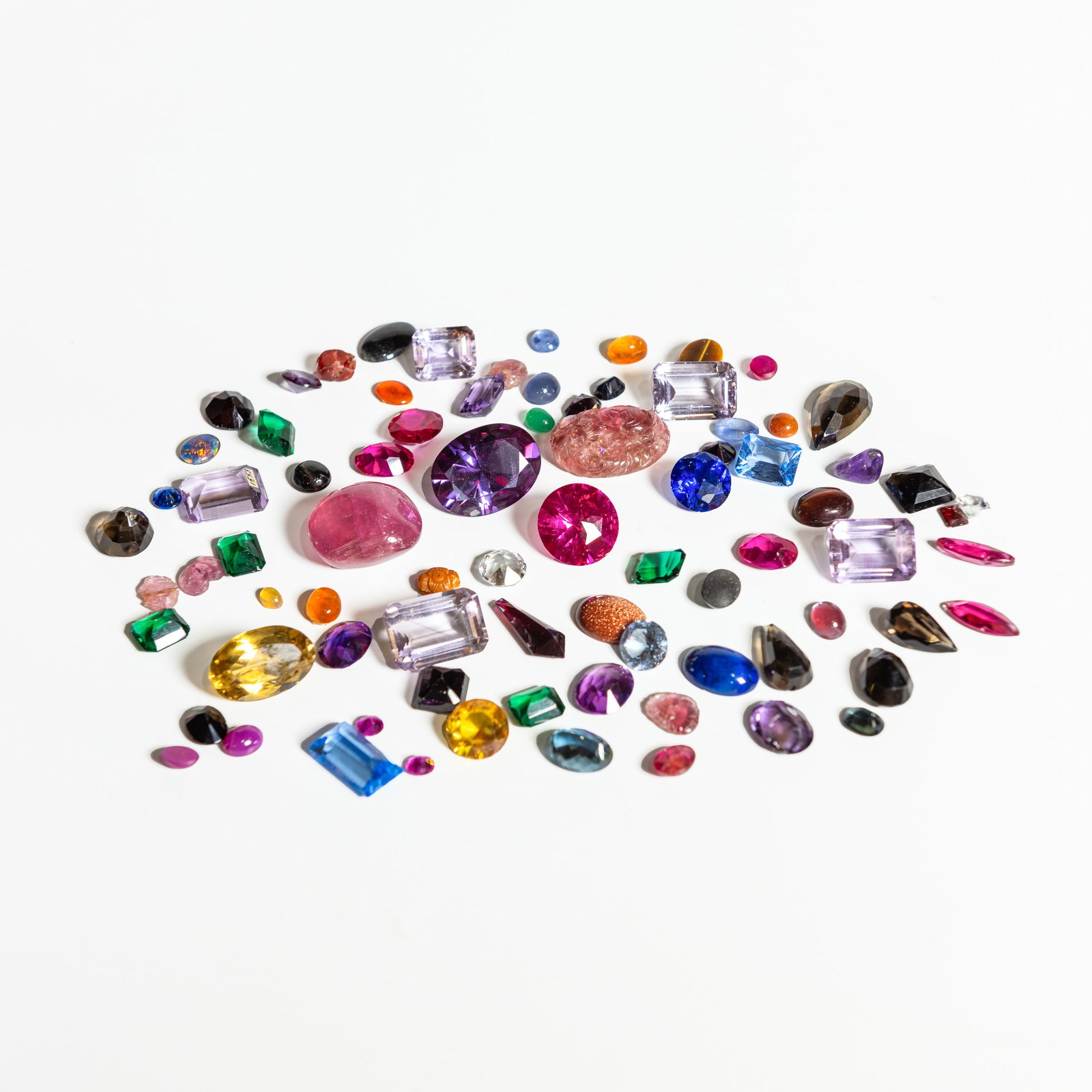 A GROUP OF 80 GEMSTONES (1 of 3)