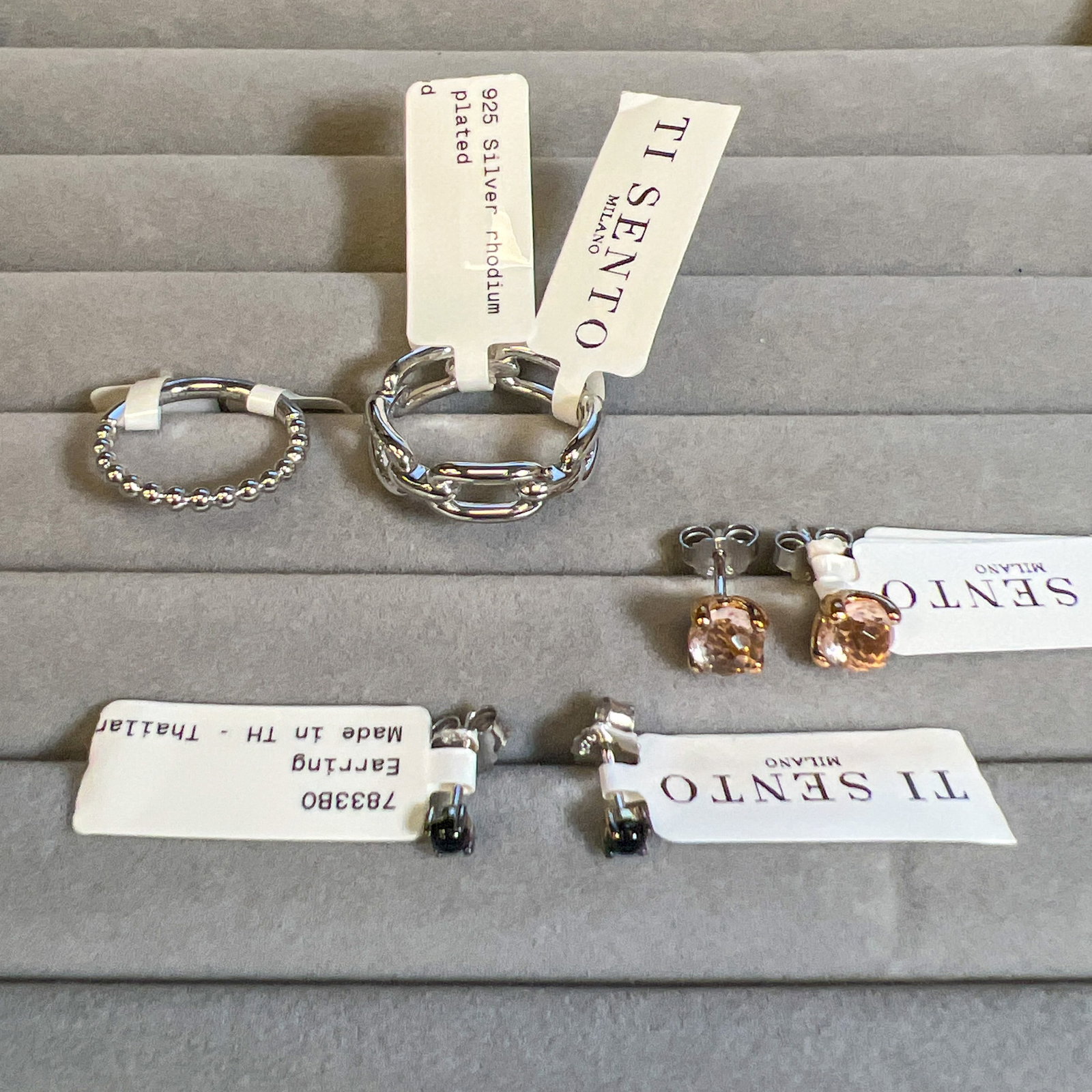 (LOT OF 6) A GROUP OF FASHION JEWELRY EARRINGS AND RINGS (1 of 1)