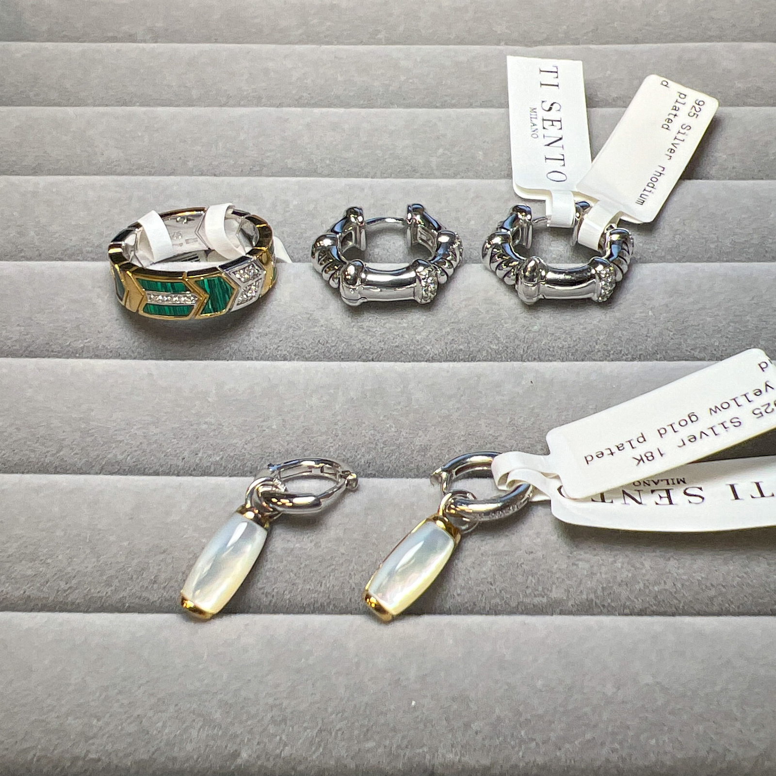 (LOT OF 5) A GROUP OF FASHION JEWELRY EARRINGS AND RING (1 of 2)