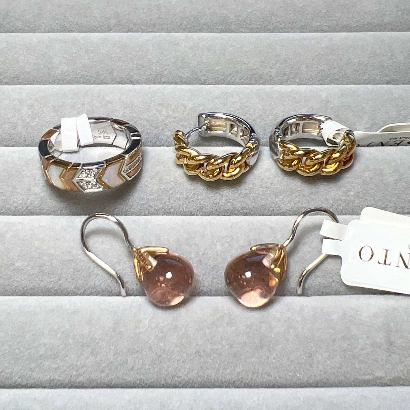 (LOT OF 5) A GROUP OF FASHION JEWELRY EARRINGS AND RING (1 of 2)