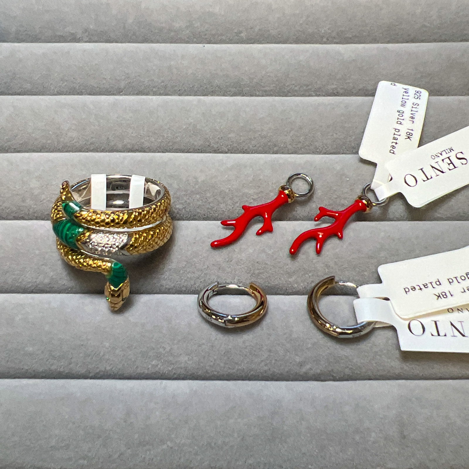 (LOT OF 5) A GROUP OF FASHION JEWELRY EARRINGS AND RING (1 of 2)