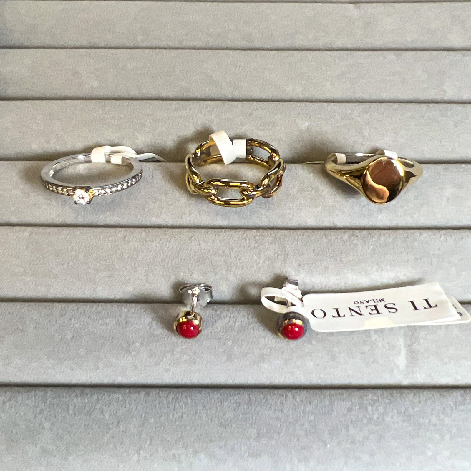 (LOT OF 5) A GROUP OF FASHION JEWELRY EARRINGS AND RING: (lot of 5) A group of fashion jewelry earrings and ring. Largest ring size: 7