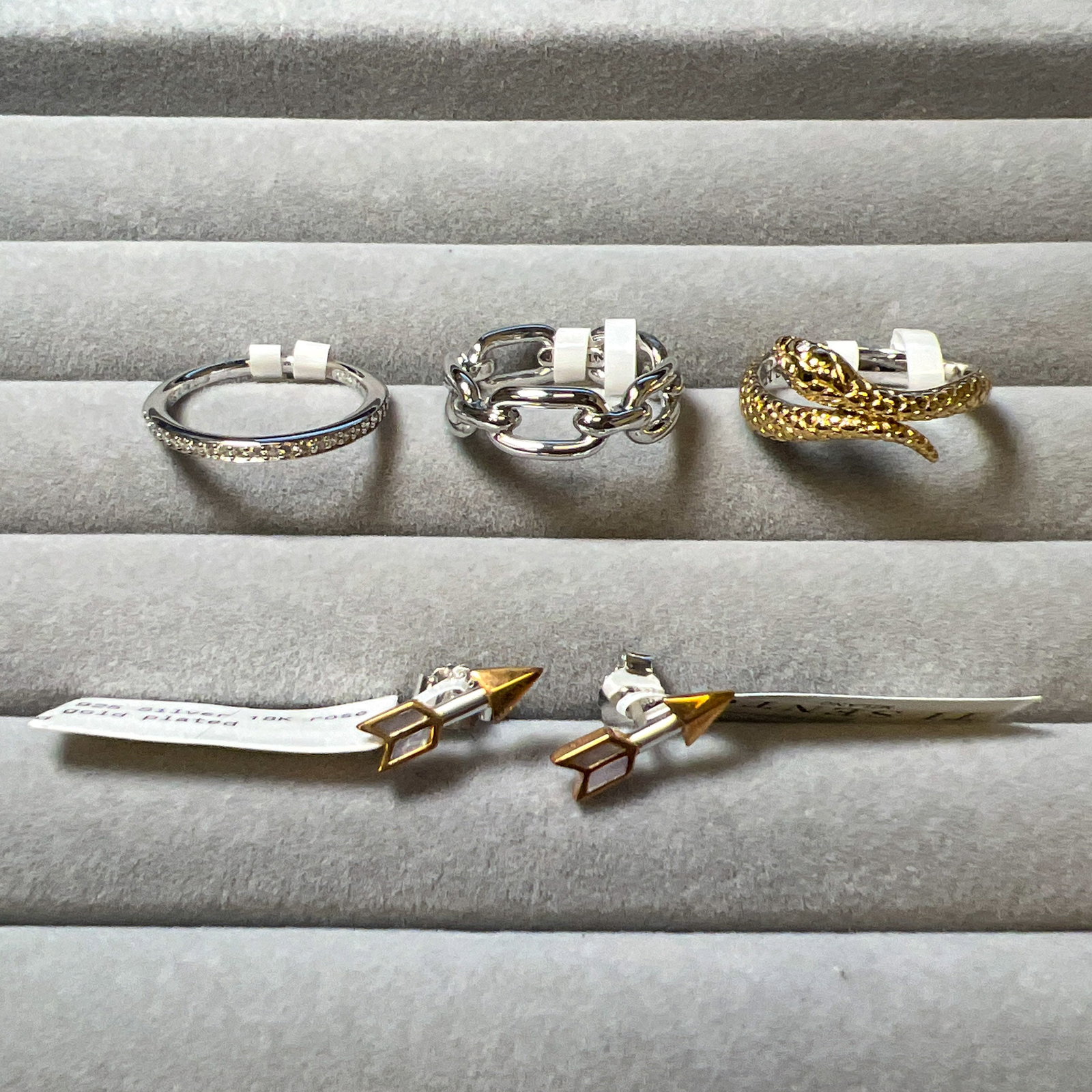 (LOT OF 5) A GROUP OF FASHION JEWELRY EARRINGS AND RING: (lot of 5) A group of fashion jewelry earrings and ring. Largest ring size: 7