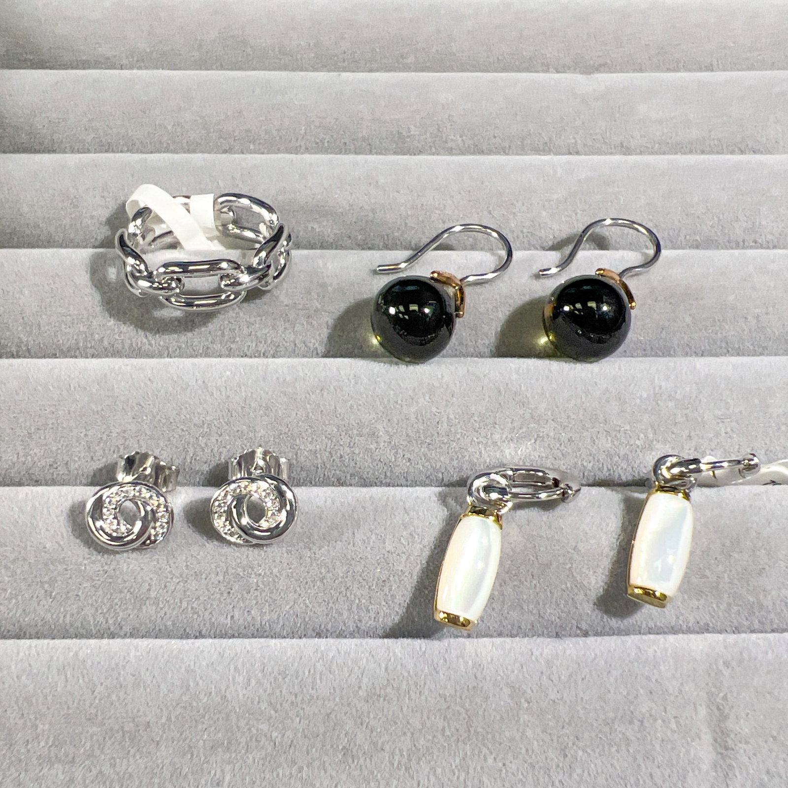 (LOT OF 7) A GROUP OF FASHION JEWELRY EARRINGS AND RINGS (1 of 2)