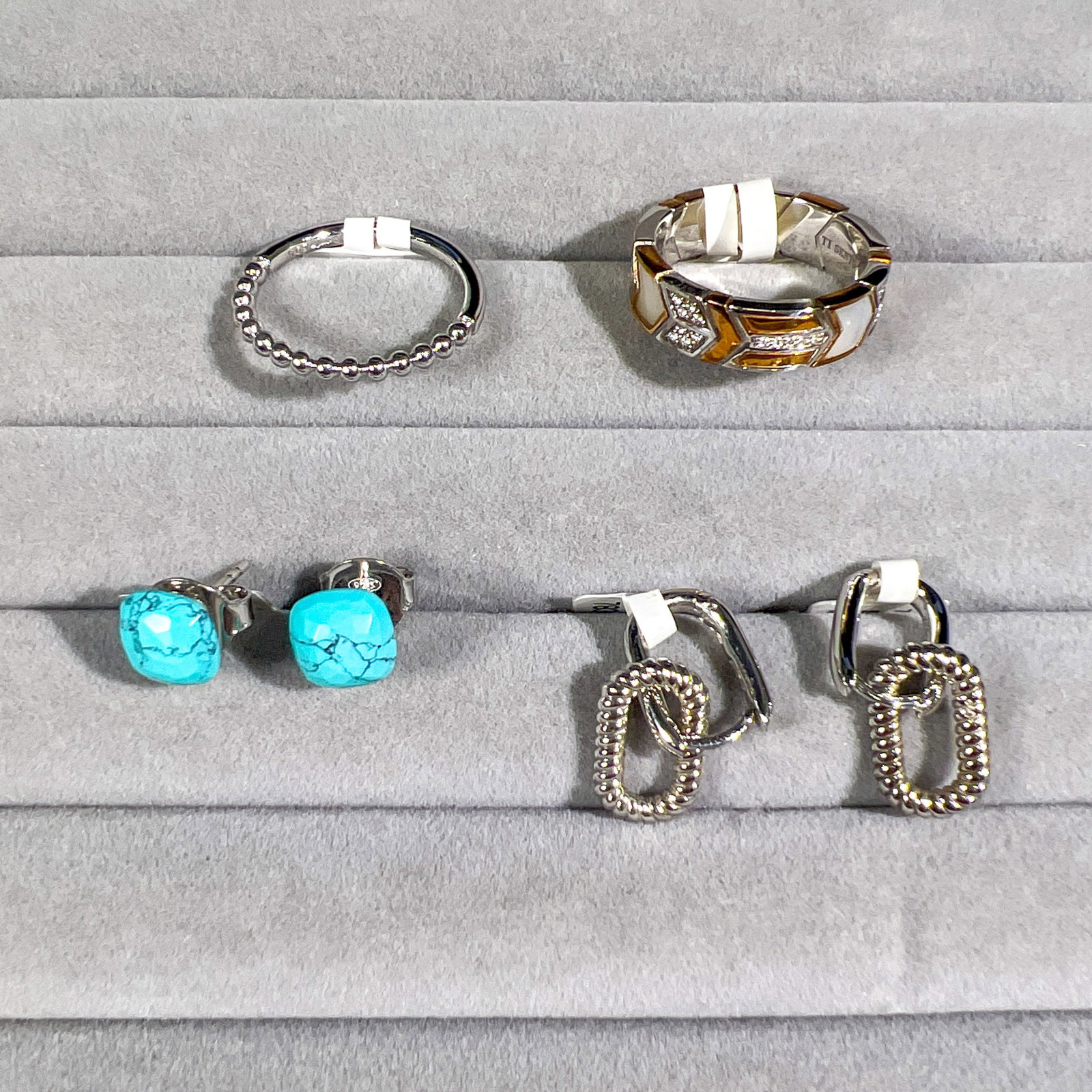 (LOT OF 6) A GROUP OF FASHION JEWELRY EARRINGS AND RINGS (1 of 2)