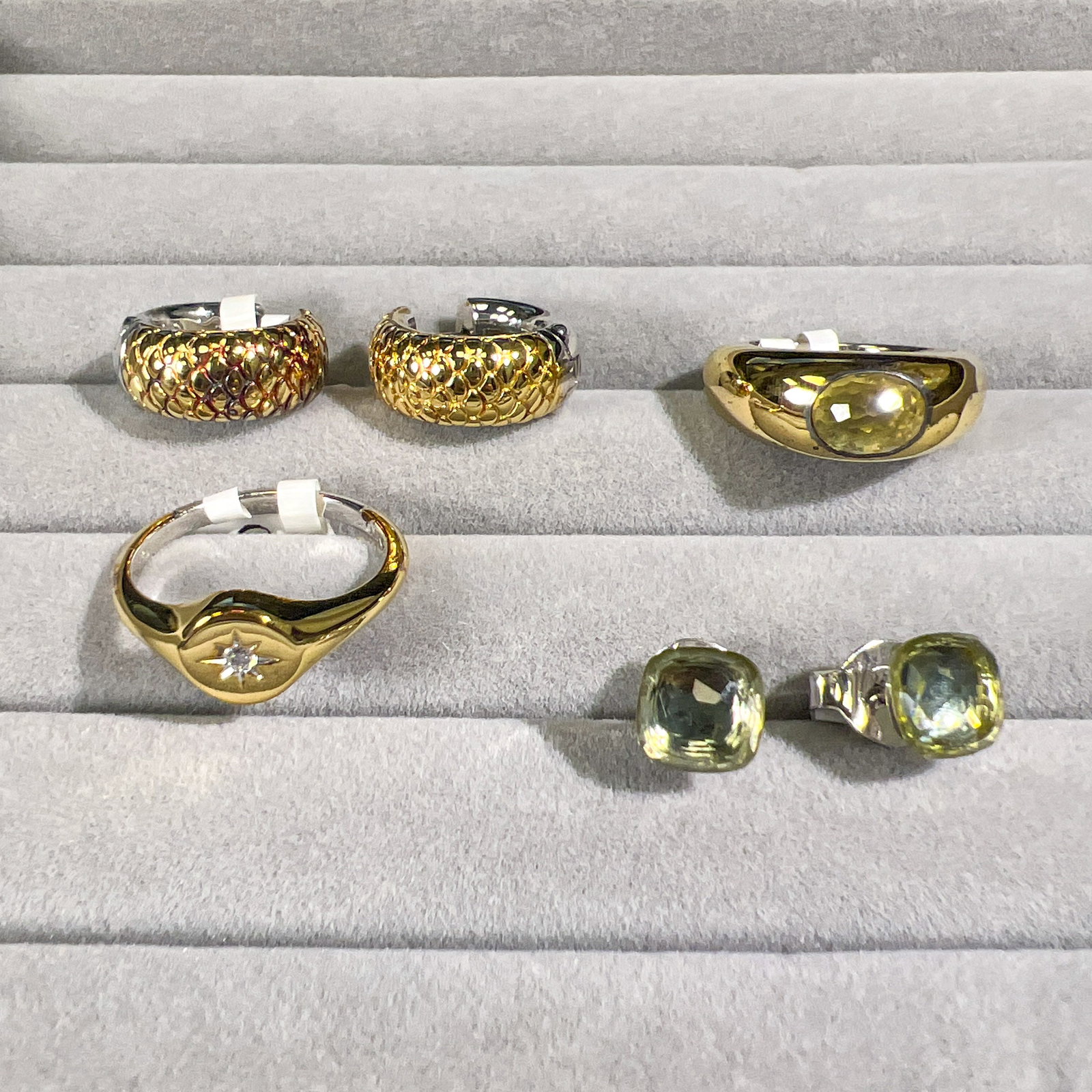 (LOT OF 6) A GROUP OF FASHION JEWELRY EARRINGS AND RINGS (1 of 2)