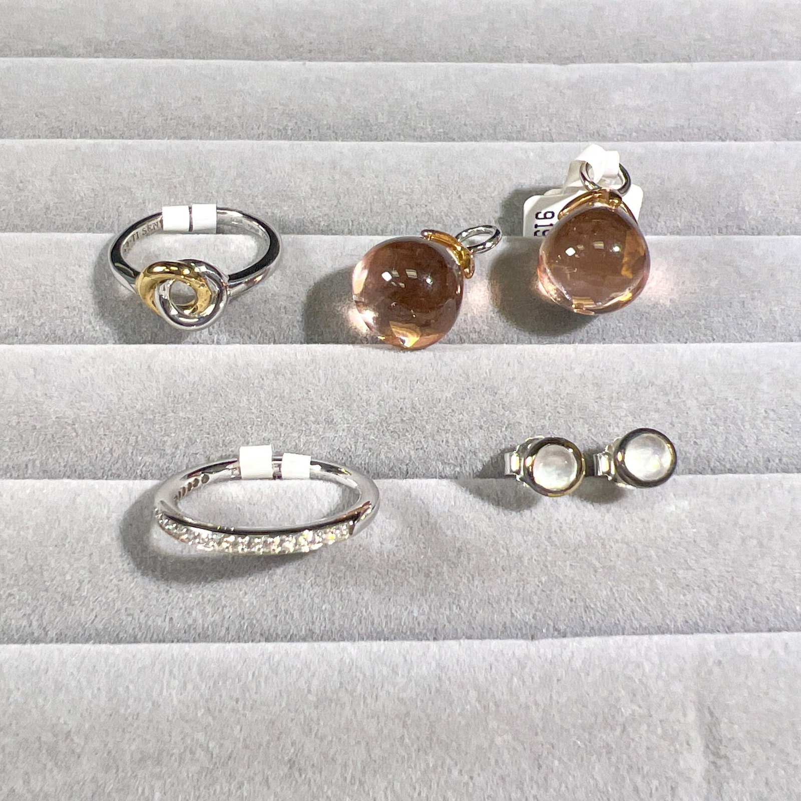 (LOT OF 6) A GROUP OF FASHION JEWELRY EARRINGS AND RINGS (1 of 2)