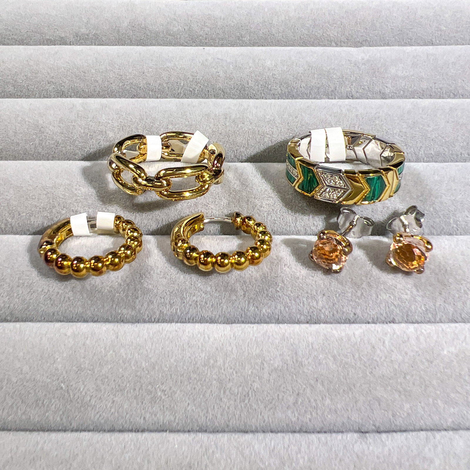 (LOT OF 6) A GROUP OF FASHION JEWELRY EARRINGS AND RINGS (1 of 2)