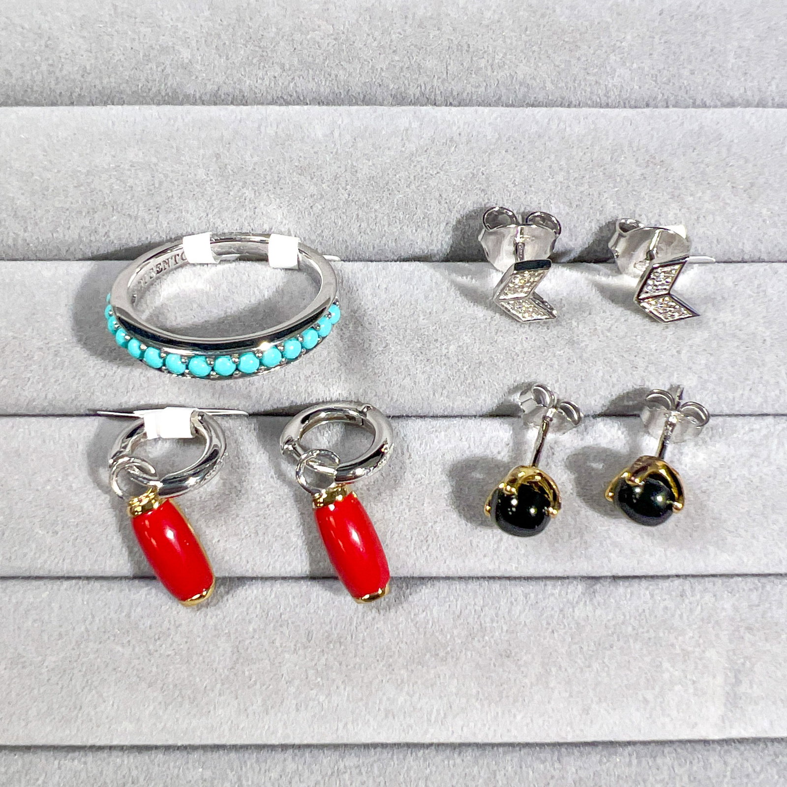 (LOT OF 7) A GROUP OF FASHION JEWELRY EARRINGS AND RINGS (1 of 3)