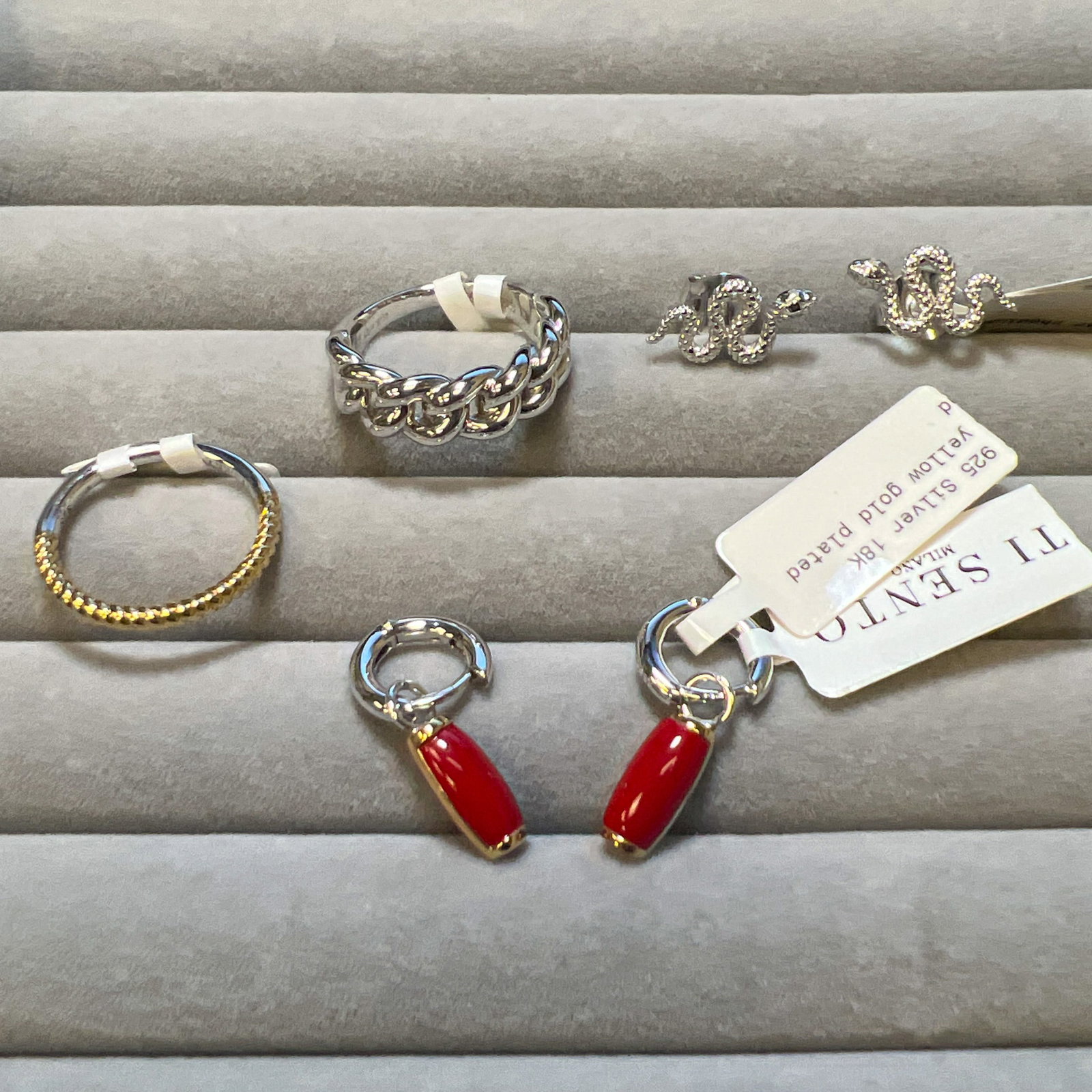 (LOT OF 6) A GROUP OF FASHION JEWELRY EARRINGS AND RINGS (1 of 2)