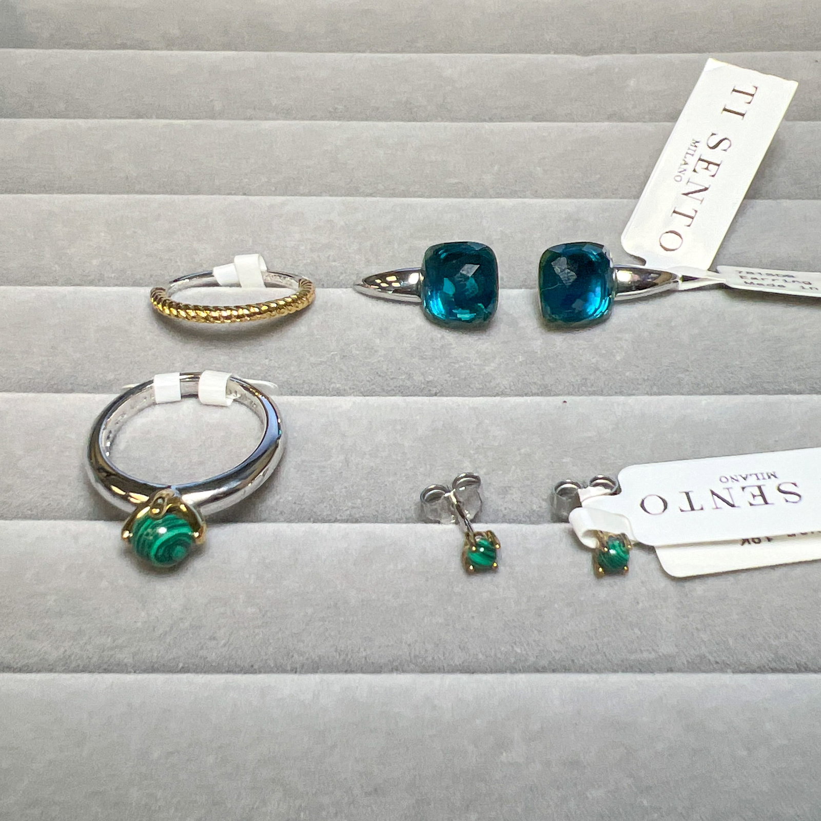 (LOT OF 6) A GROUP OF FASHION JEWELRY EARRINGS AND RINGS (1 of 2)