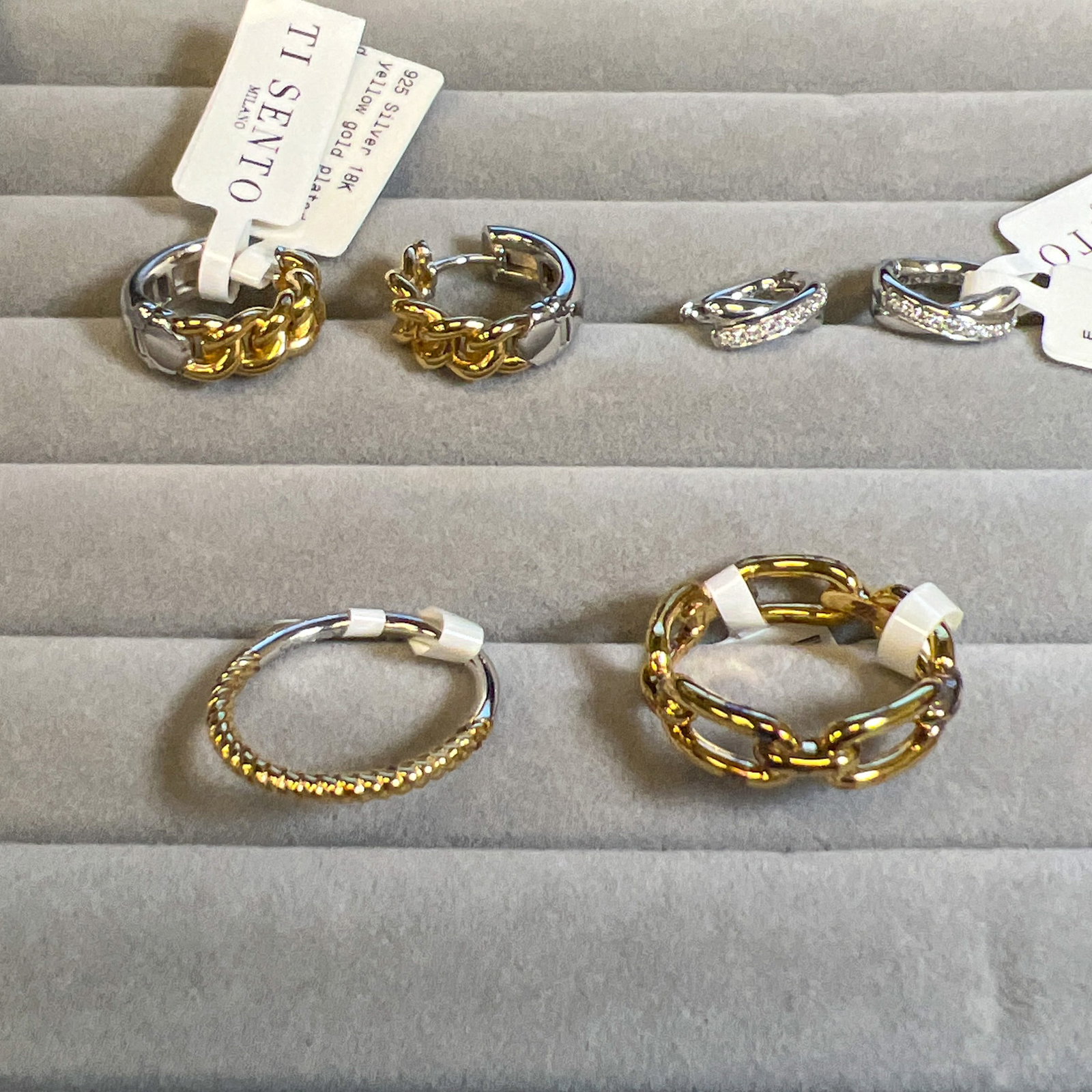 (LOT OF 6) A GROUP OF FASHION JEWELRY EARRINGS AND RINGS (1 of 2)