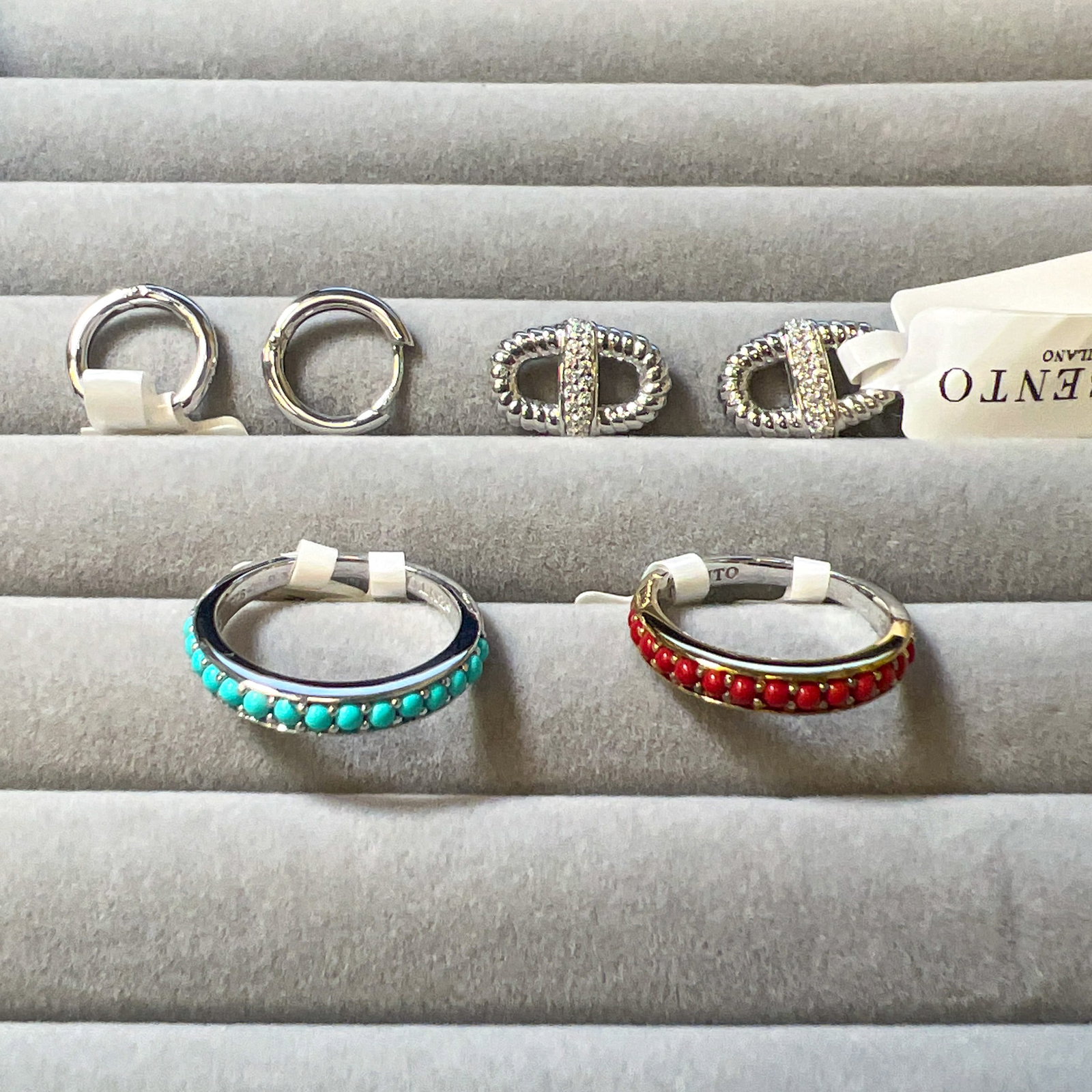 (LOT OF 6) A GROUP OF FASHION JEWELRY EARRINGS AND RINGS (1 of 2)
