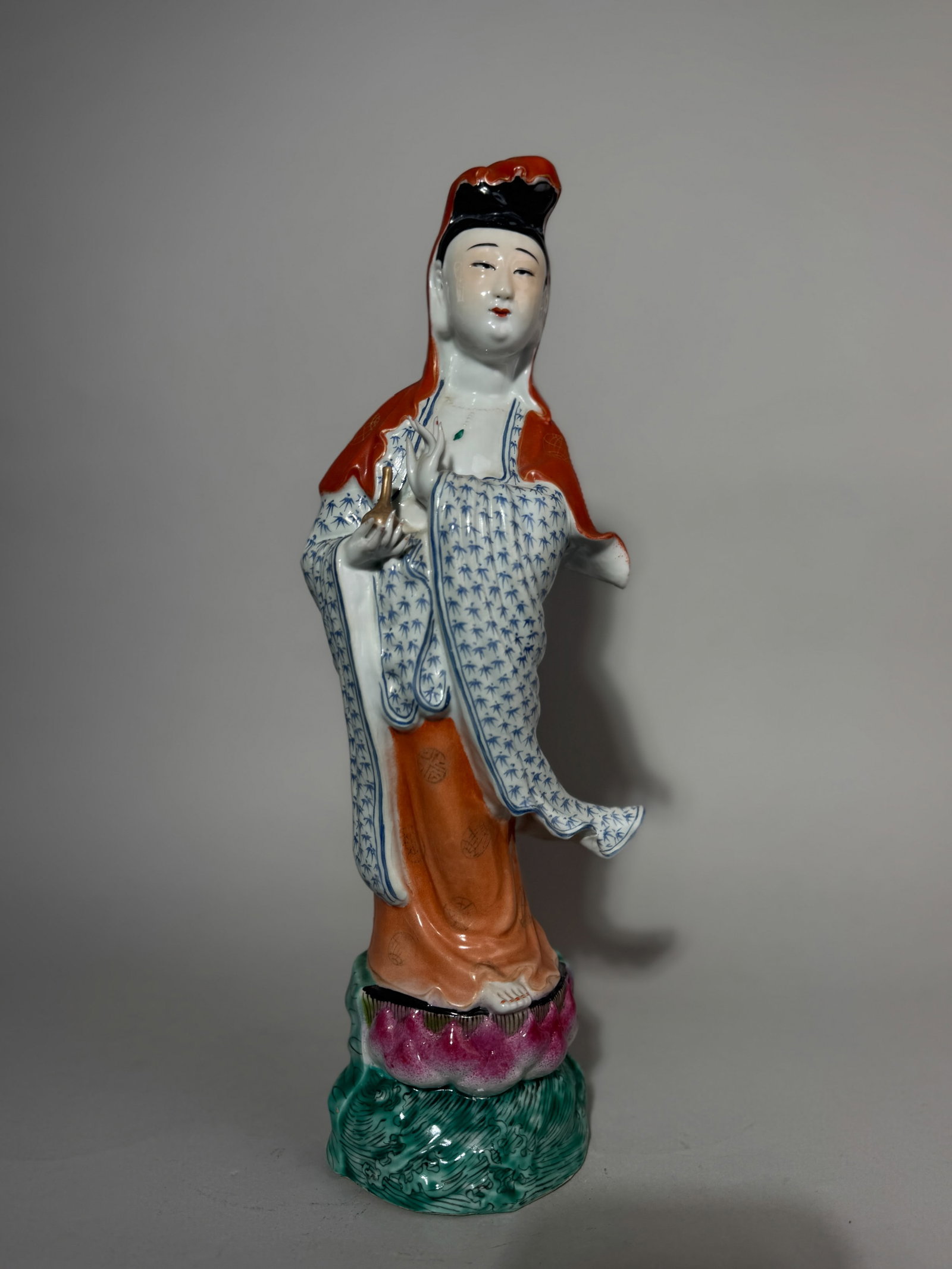CHINESE FAMILLE ROSE PORCELAIN KUANYIN: Chinese famille rose porcelain standing Kuanyin. The tip of the pinky finger has an old repair. Dimensions: Height: 15.75 in. (40.0 cm). Note: This item is in New York, where it can be shipped from.