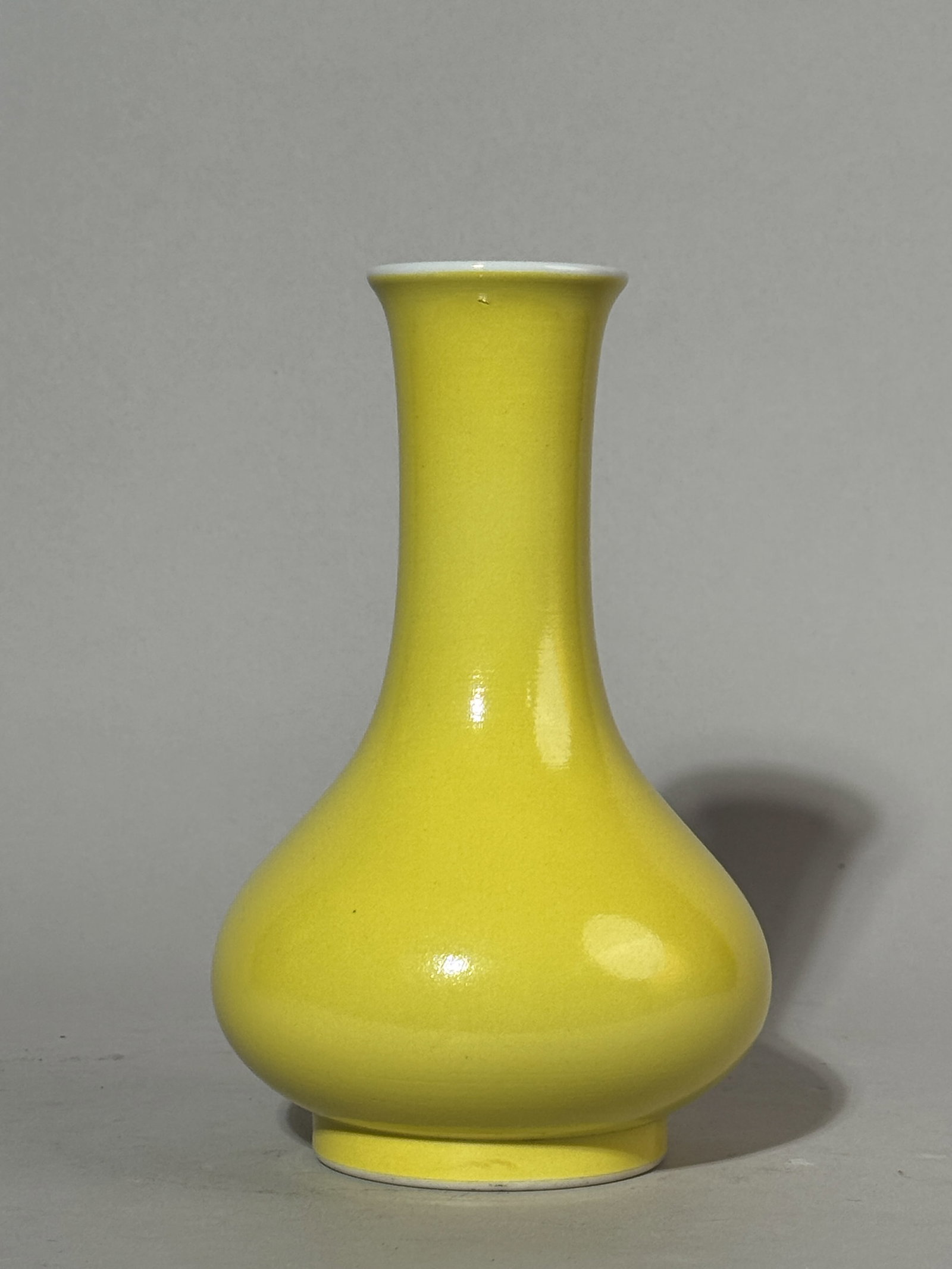 CHINESE LEMON-YELLOW MONOCHROME PORCELAIN VASE (1 of 13)