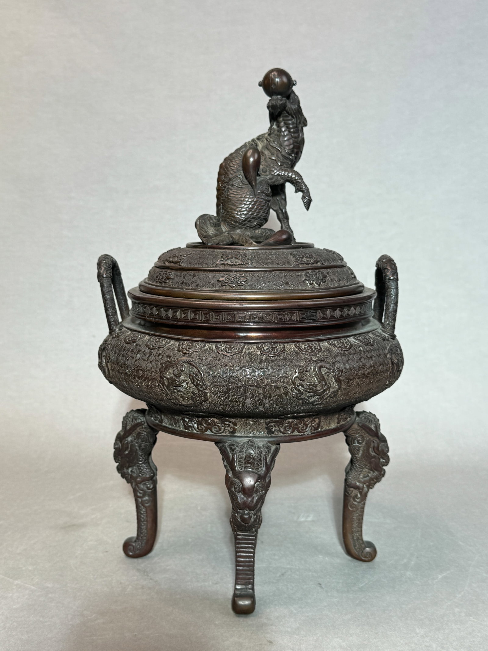 ANTIQUE JAPANESE MEIJI BRONZE CENSER: Antique Japanese Meiji-period bronze censer with shishi finial, signed. Dimensions: Height: 15 in. (38.1 cm). Note: This item is in New York, where it can be shipped from.