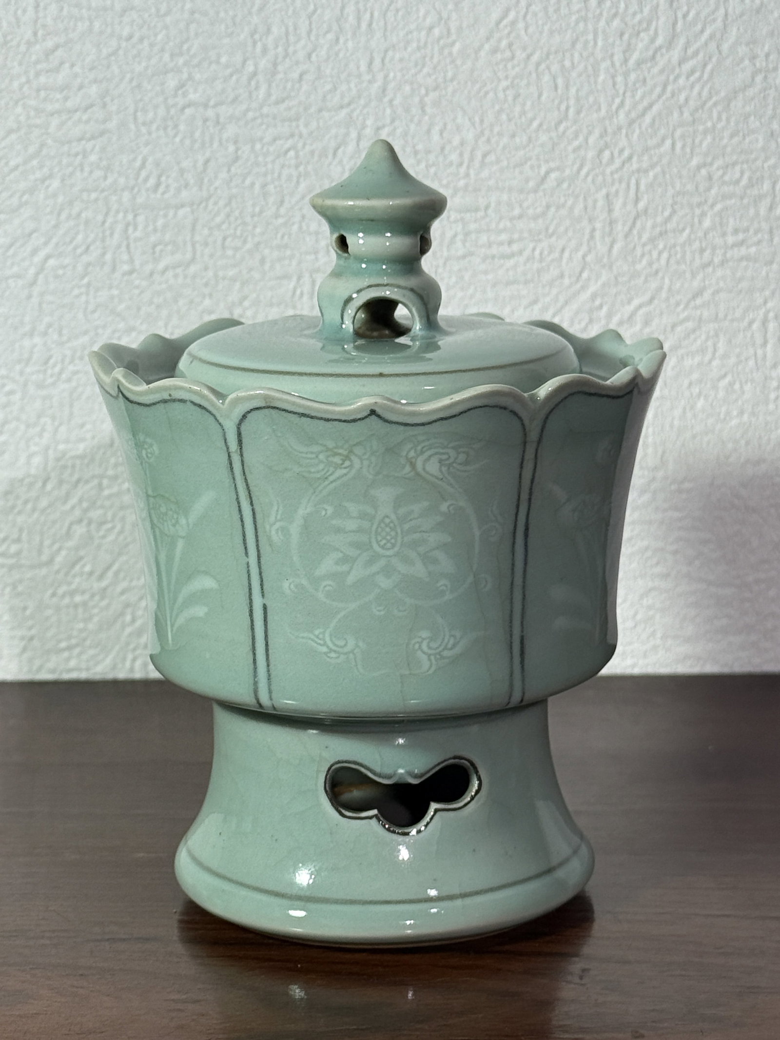 JAPANESE CELADON STUDIO PORCELAIN CENSER BY MAKUZU KOZAN: Japanese studio porcelain censer with celadon glaze, by Makuzu Kozan, with original wood box. Dimensions: Height: 6 in. (15.2 cm). Note: This item is in New York, where it can be shipped from.