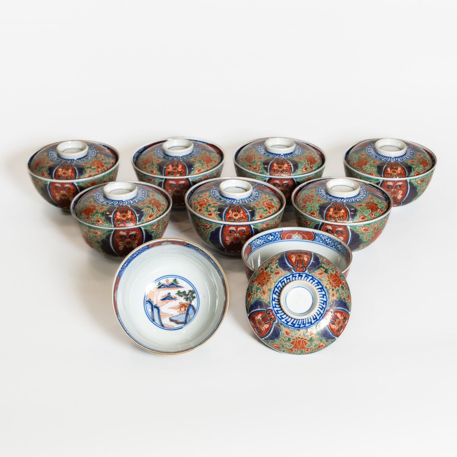 (LOT OF 18) A GROUP OF JAPANESE IMARI PORCELAIN BOWLS AND COVERS: (lot of 18) A group of Japanese Imari porcelain bowls and covers. Bowl: 6 x 11.5 cm; Cover: 2 x 10.5 cm Provenance: Private collection of the Smith family, Santa Monica, California, by descent.