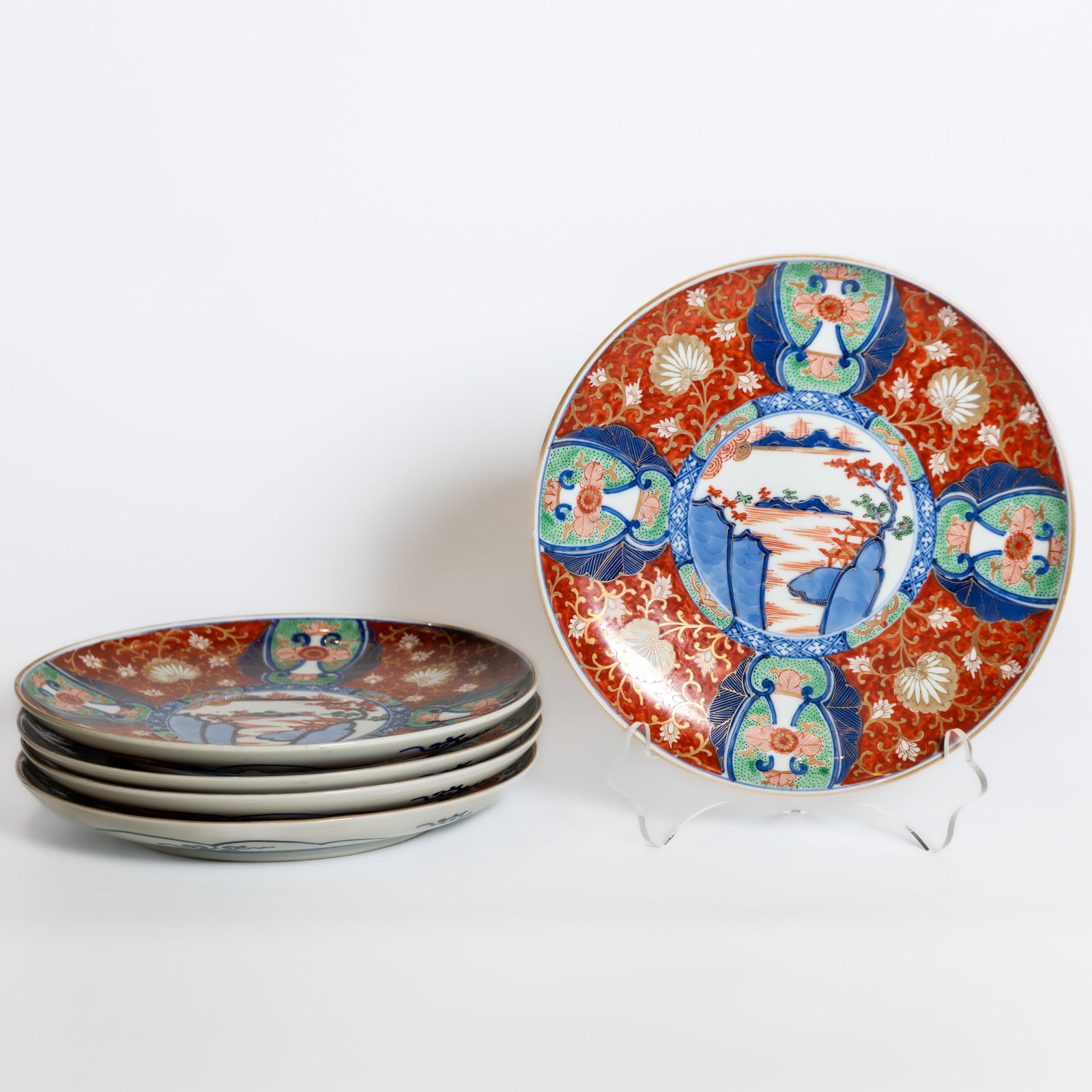 (LOT OF 5) A GROUP OF JAPANESE IMARI-STYLE DISHES (1 of 5)