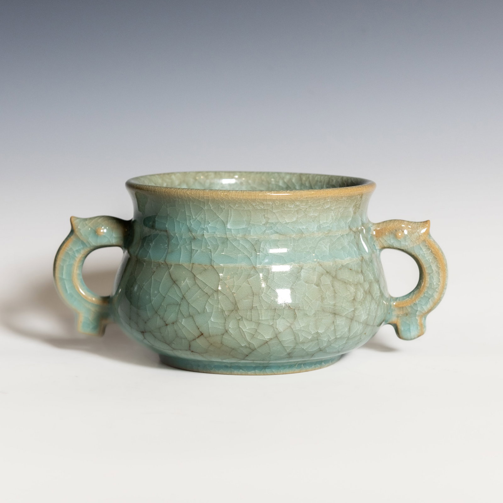 A CHINESE RU WARE CRACKLE-GLAZED CENSER: A Chinese Ru ware crackle-glazed censer. 10 x 21 cm