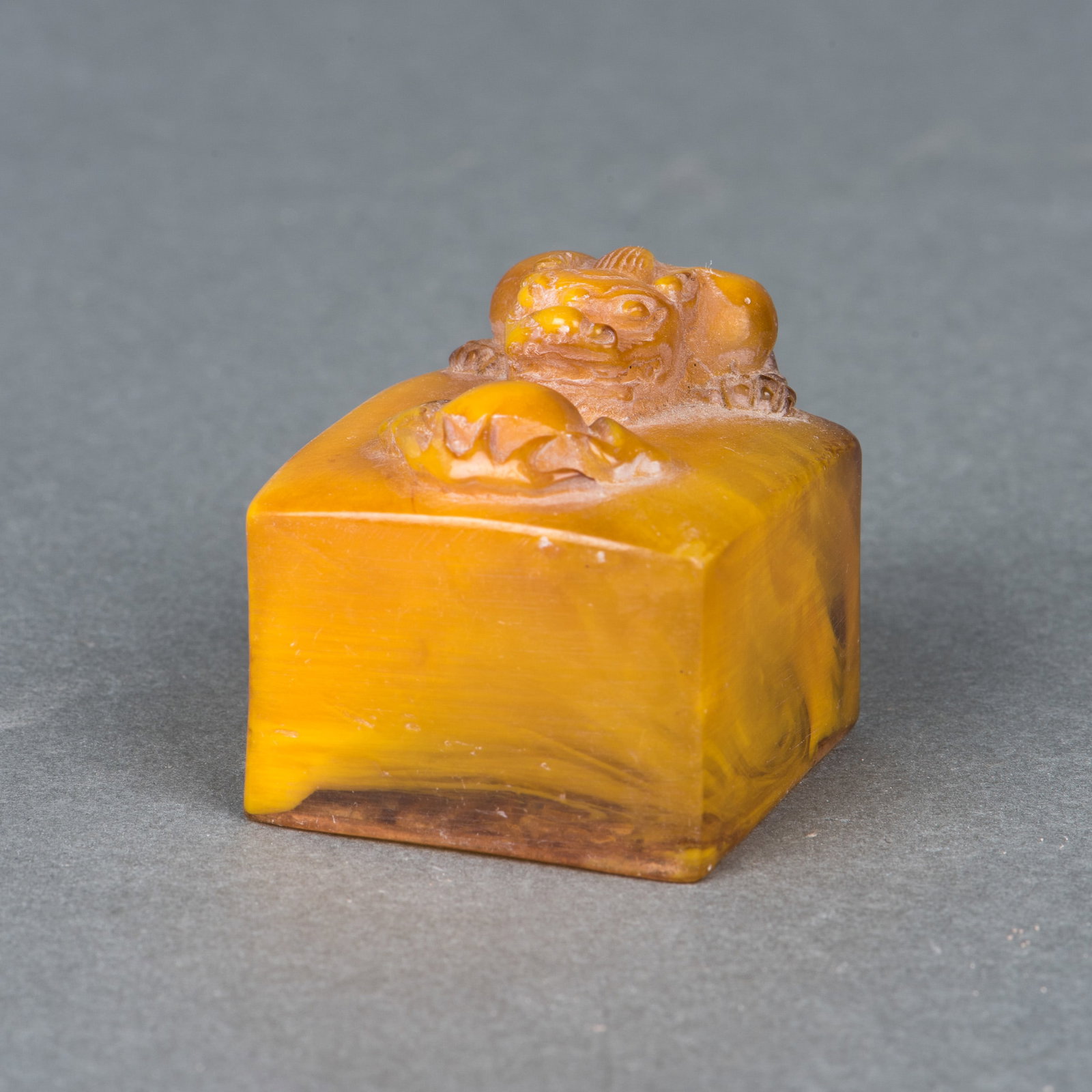 AN AMBER 'MYTHICAL BEAST' SEAL: An amber 'mythical beast' seal. 3.5 x 3.5 x 3.5 cm