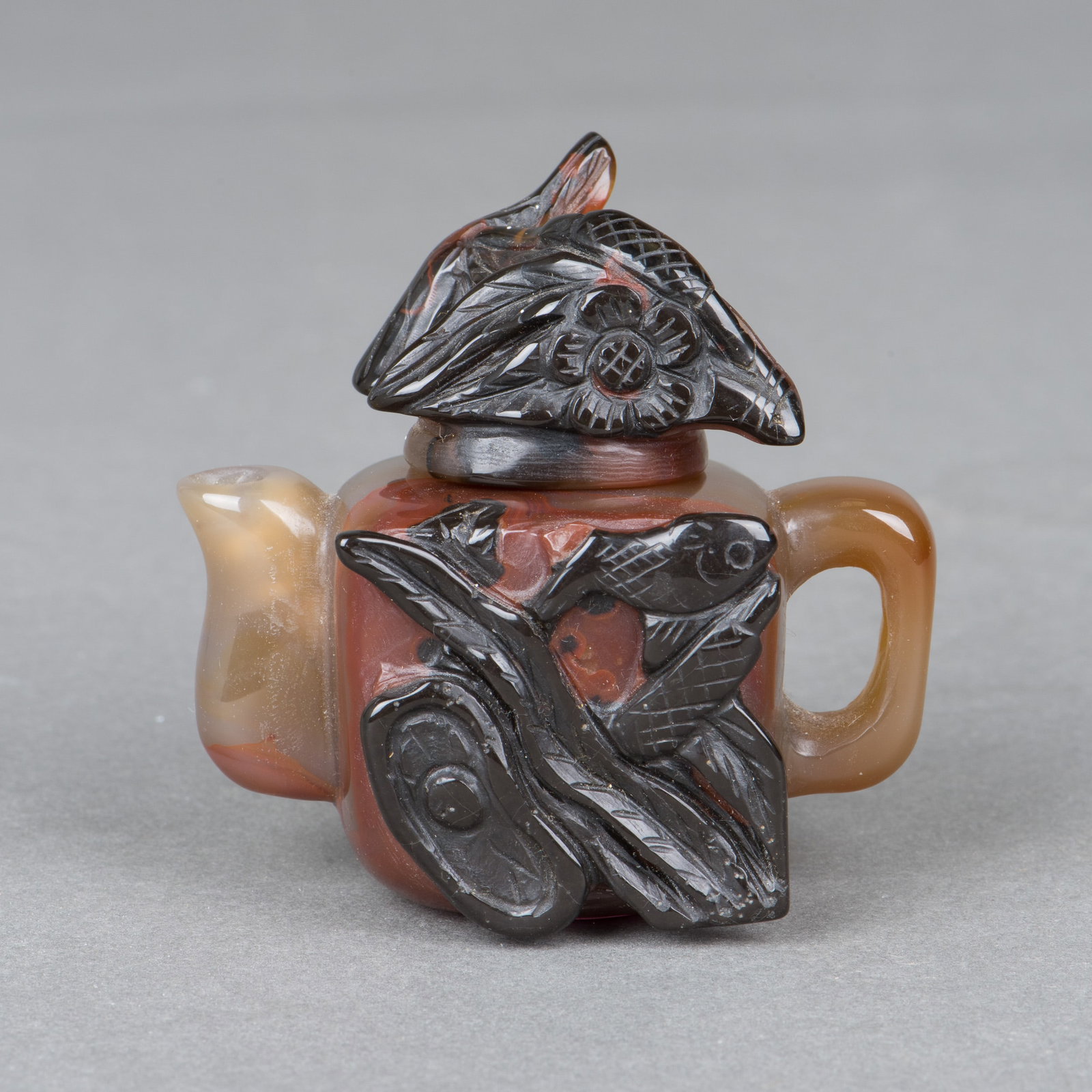 A CARVED GLASS TEAPOT: A carved glass teapot. 7 x 7 x 4 cm